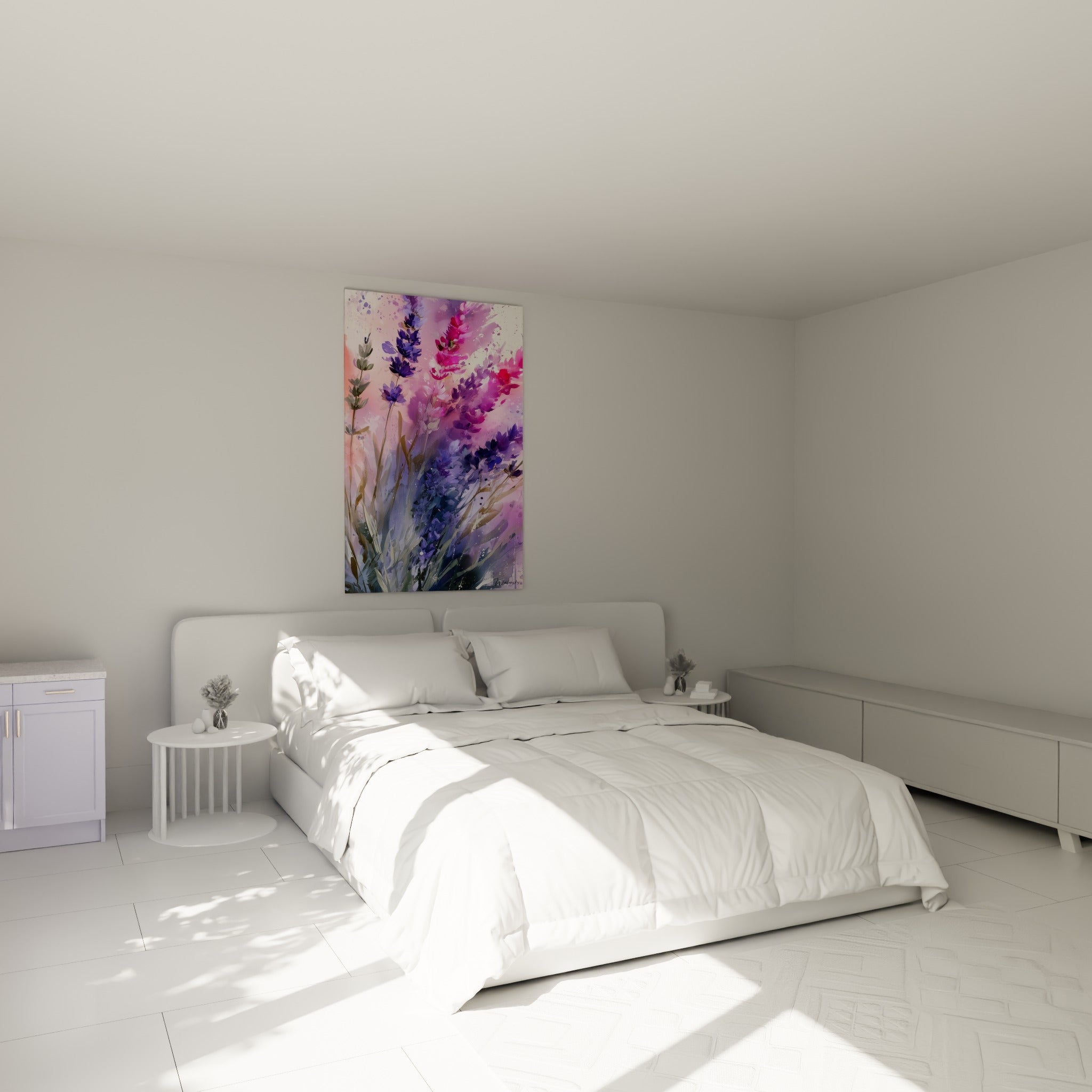 Bouquet de lavande mauve et rose vif au-dessus d'un lit dans une chambre claire
