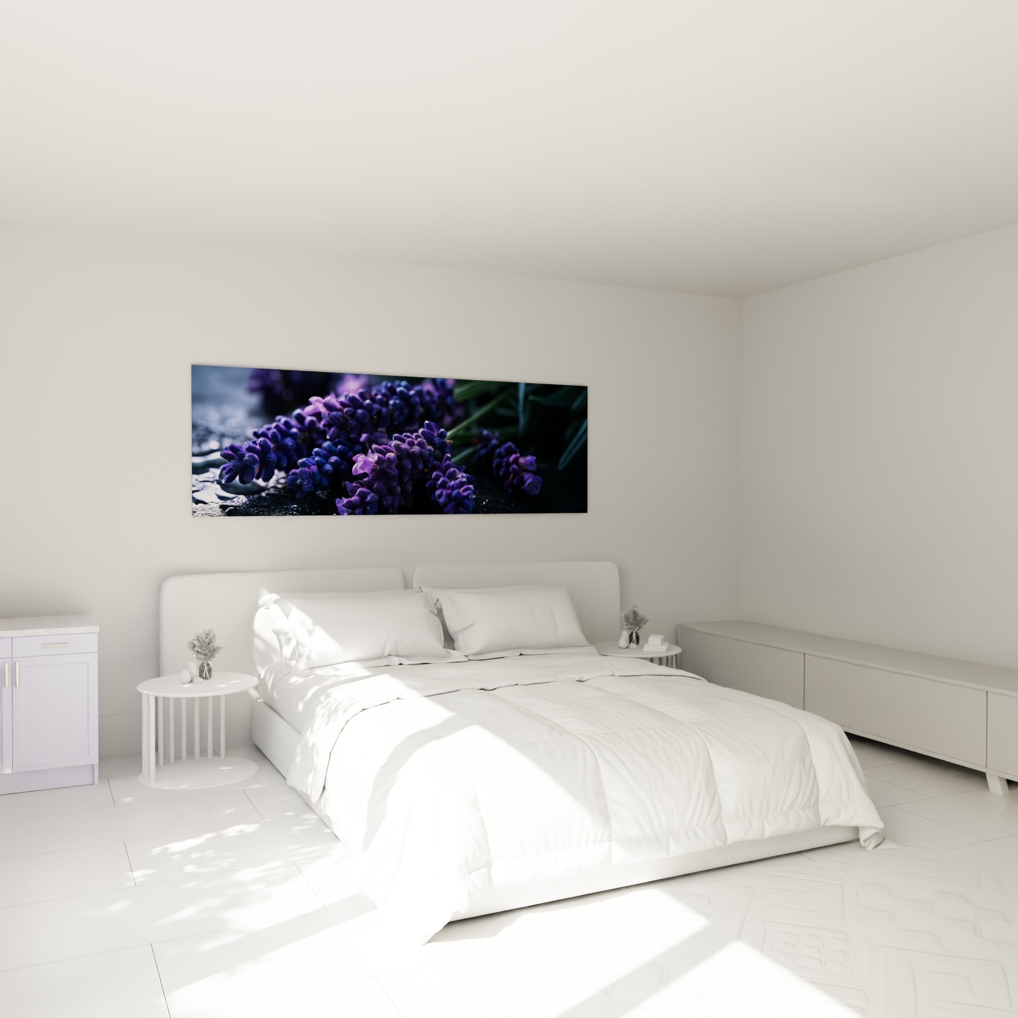 Fleurs de lavande violettes perlées de rosée accrochées au-dessus d'un lit dans une chambre claire