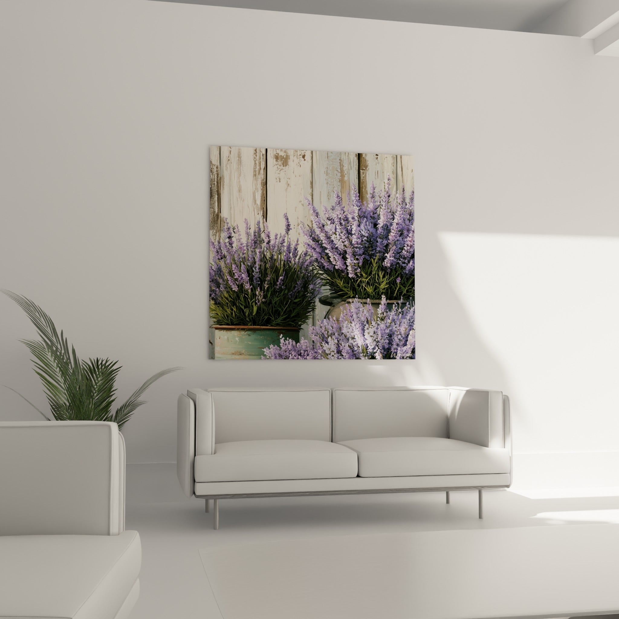Grappes de lavande violette et feuillage vert dans des contenants patinés au-dessus d'un canapé dans un salon lumineux