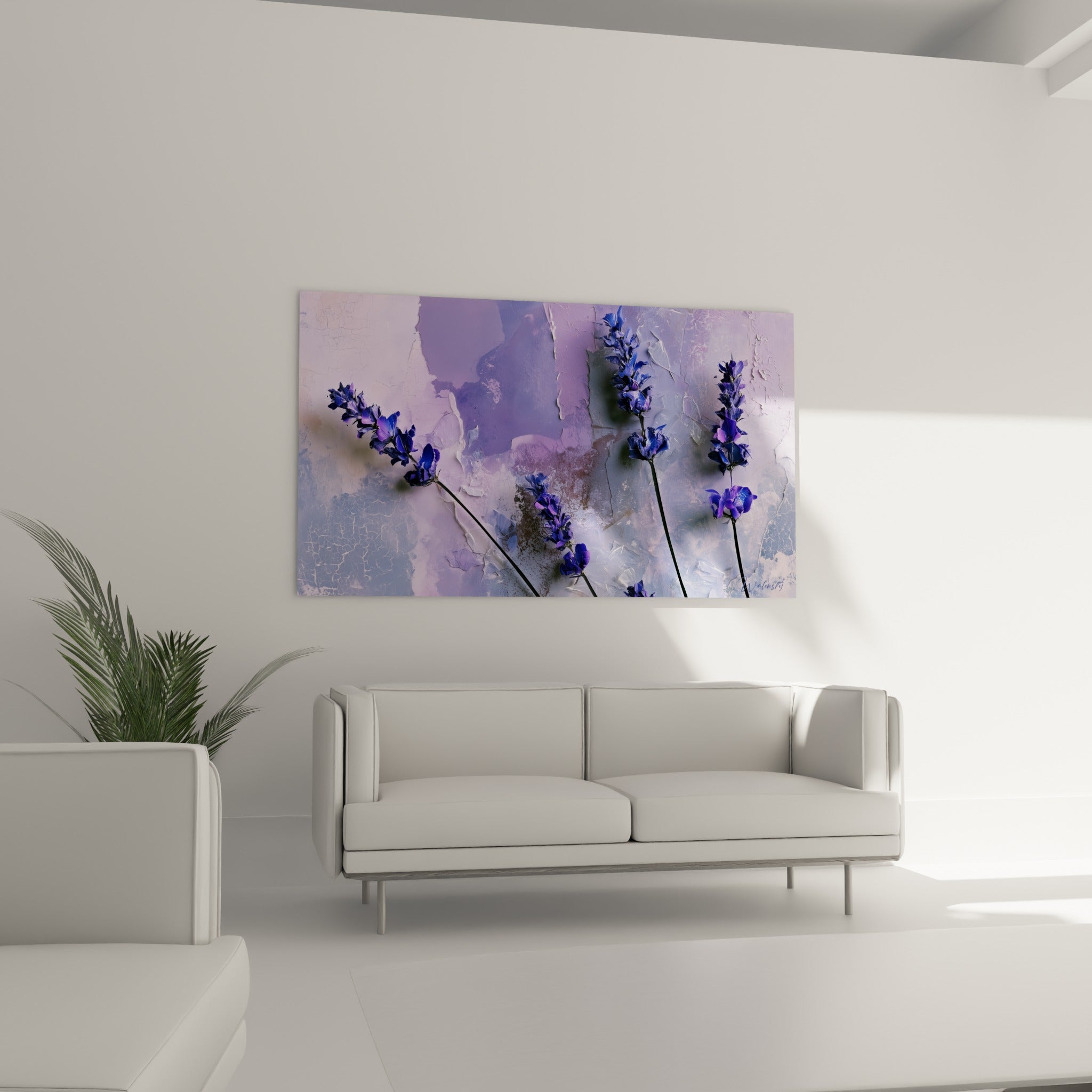 Brins de lavande mauve et gris posés au-dessus d'un canapé dans un salon lumineux