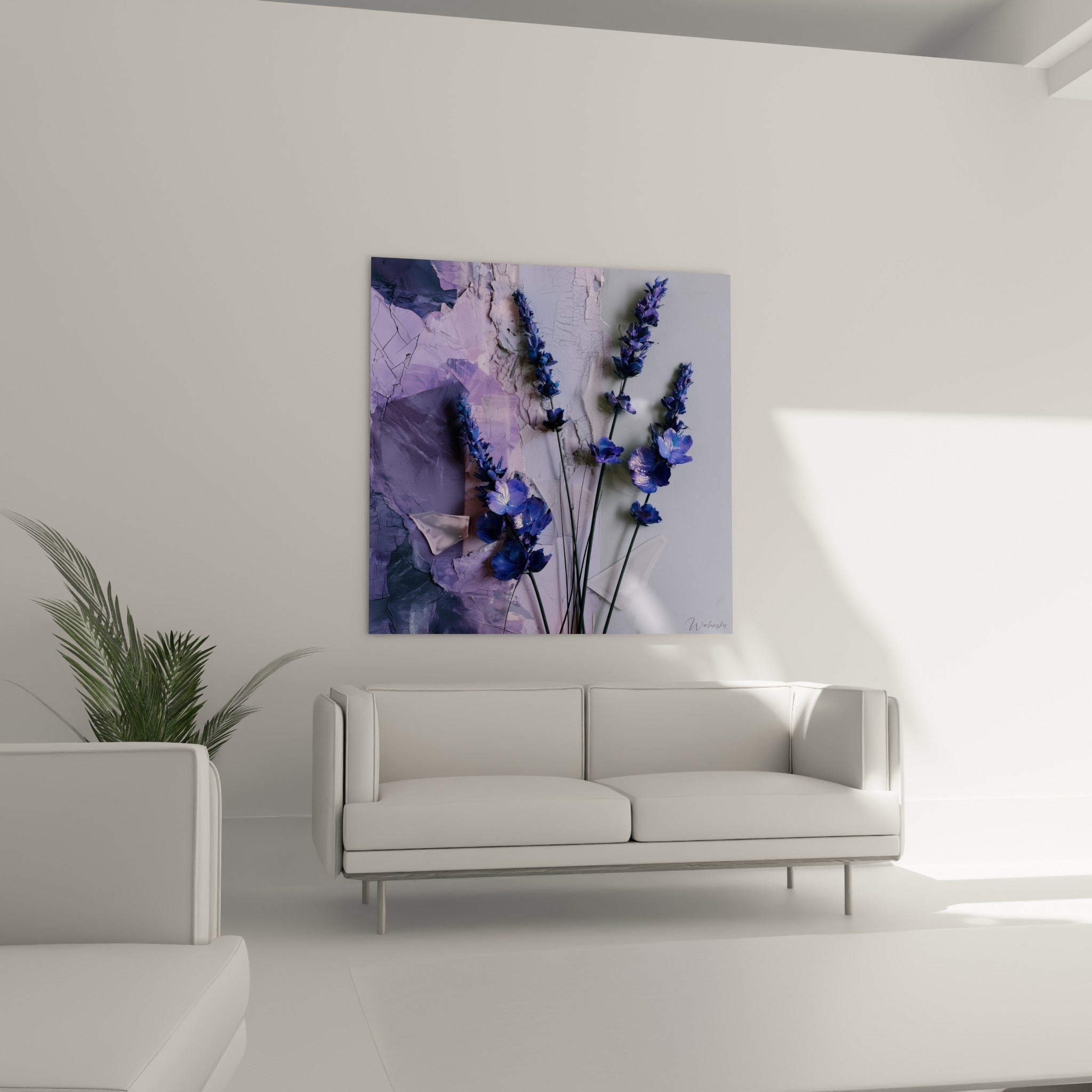Tiges de lavande mauve et bleu profond accrochées au-dessus d'un canapé dans un salon lumineux