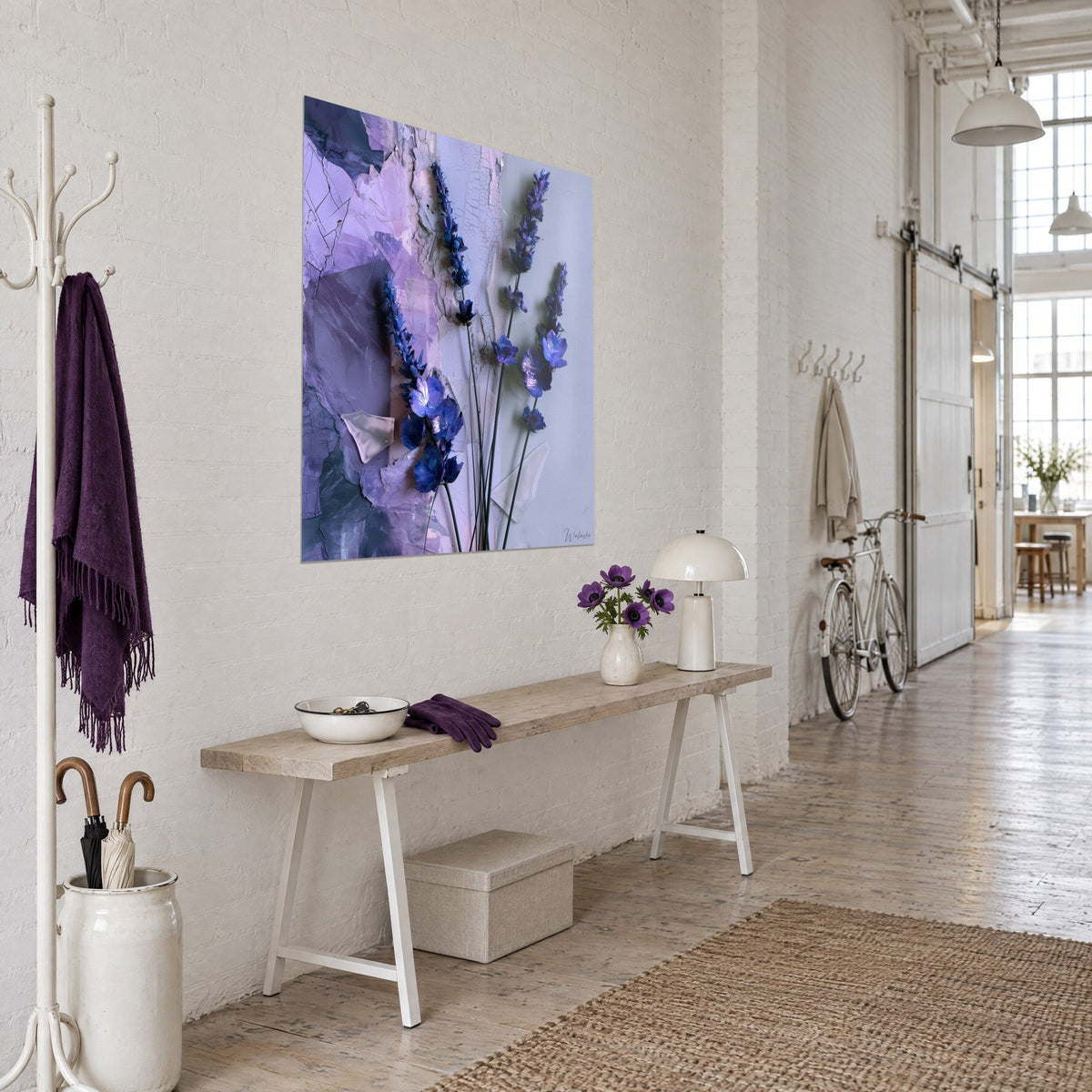 Quadro di fiori viola dai petali perlacei su parete lilla screpolata, vista a tre quarti in un loft d'artista