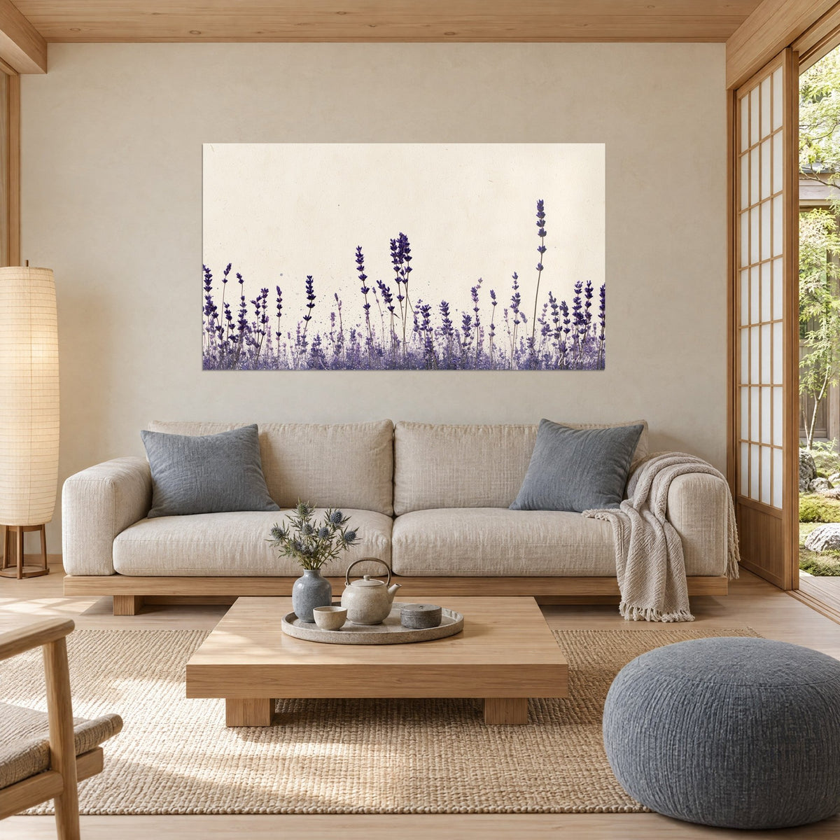 Cuadro de tallos de lavanda violeta sobre fondo marfil, salpicaduras finas de pigmento, encima de un sofá en un salón luminoso