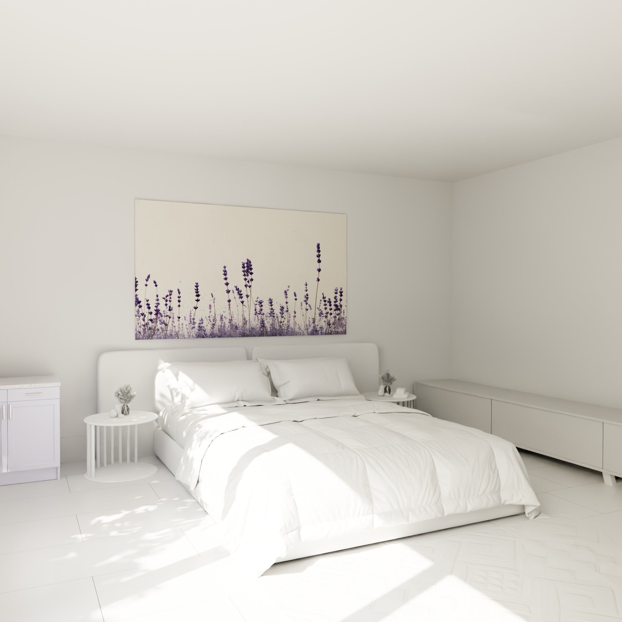 Lavande violette et ivoire aux tiges élancées, accrochée au-dessus d'un lit dans une chambre claire