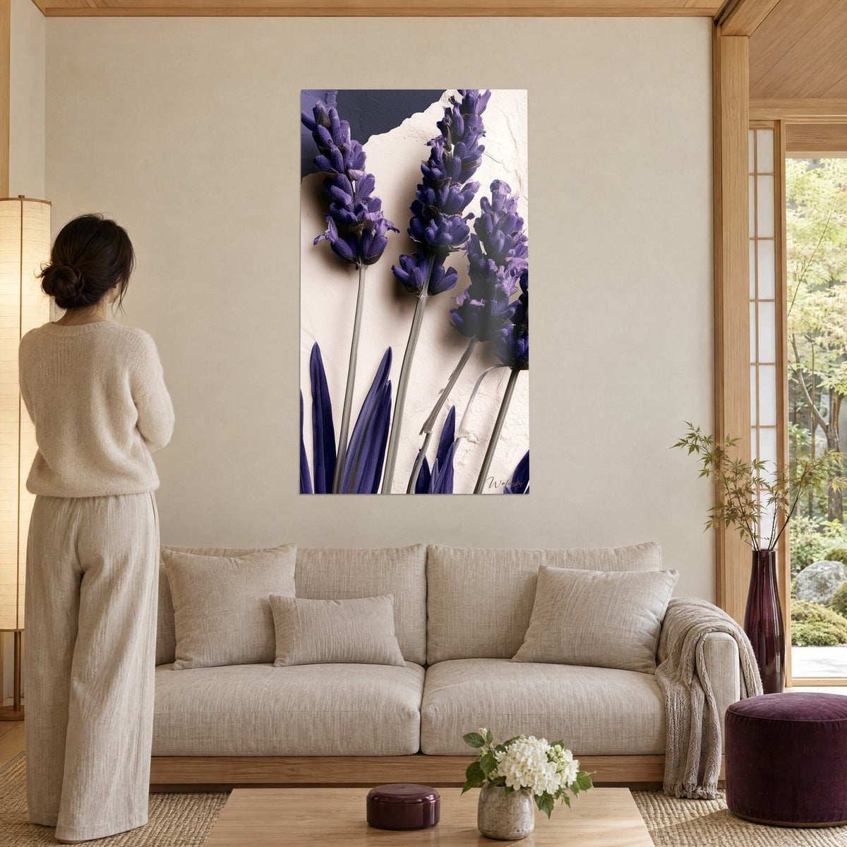 Gemälde Lavendelähren in Violett auf zerrissenem cremefarbenem Papier, feine graue Stiele, Frau von hinten, über einem Sofa in einem hellen Wohnzimmer