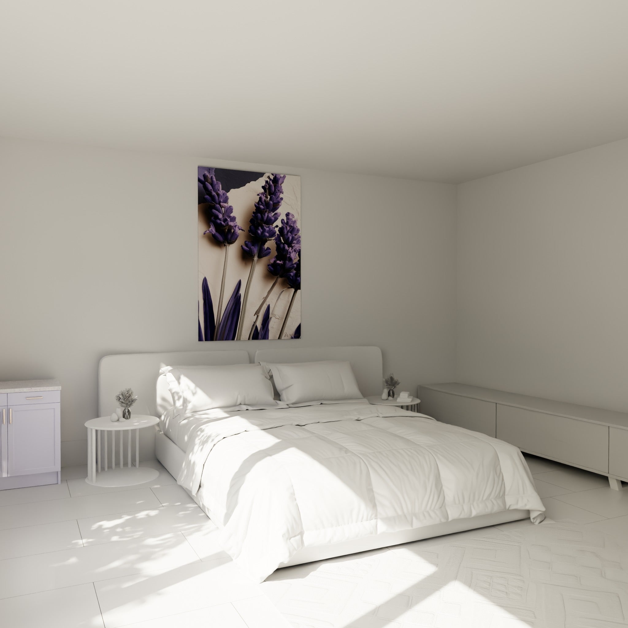 Tiges de lavande mauve et grise disposées au-dessus d'un lit dans une chambre claire