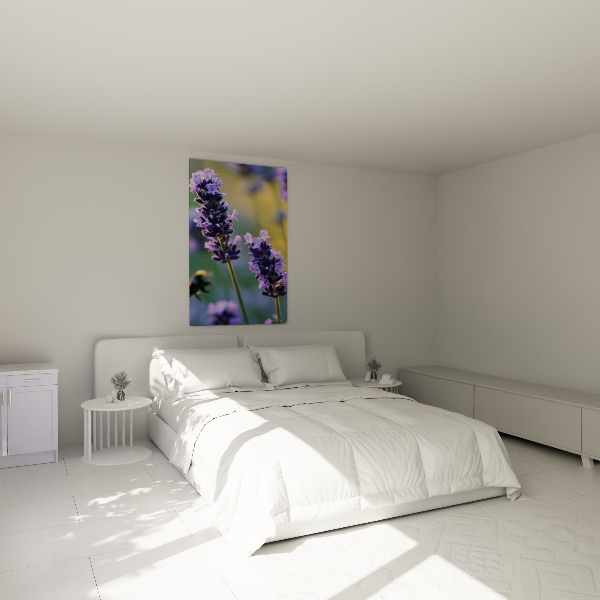 Lavande mauve et abeille en plein butinage, accrochée au-dessus d'un lit dans une chambre claire