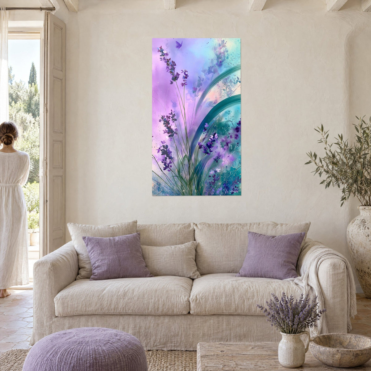 Quadro di spighe di lavanda viola su sfondo lilla e turchese, ampia pennellata verde curva, sopra un divano in un soggiorno luminoso