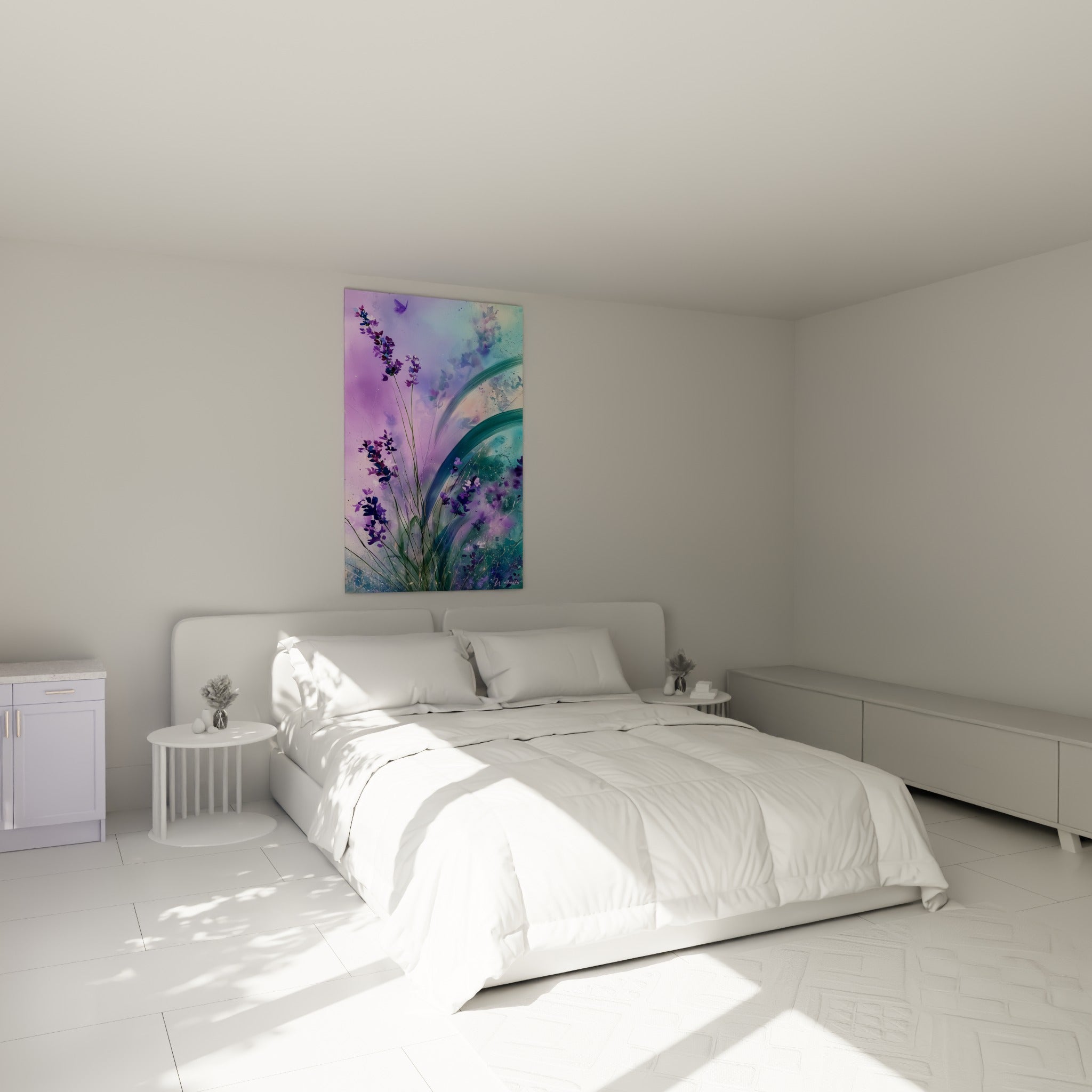Brins de lavande mauve et turquoise déployés au-dessus d'un lit dans une chambre claire