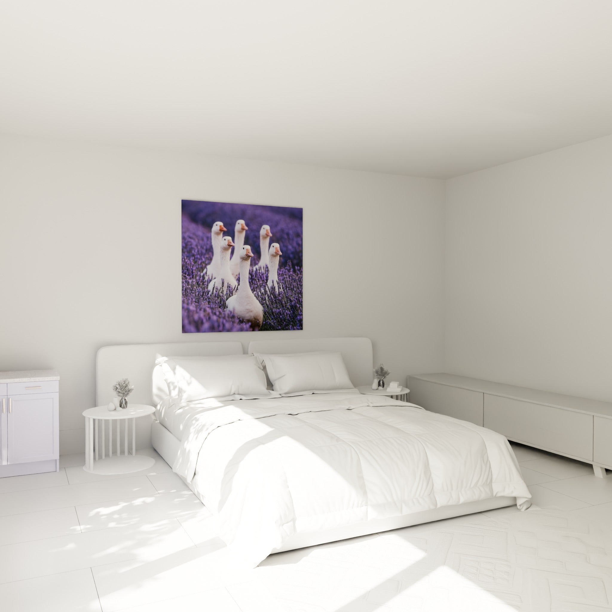 Troupe d'oies blanches et fleurs violettes accrochée au-dessus d'un lit dans une chambre claire