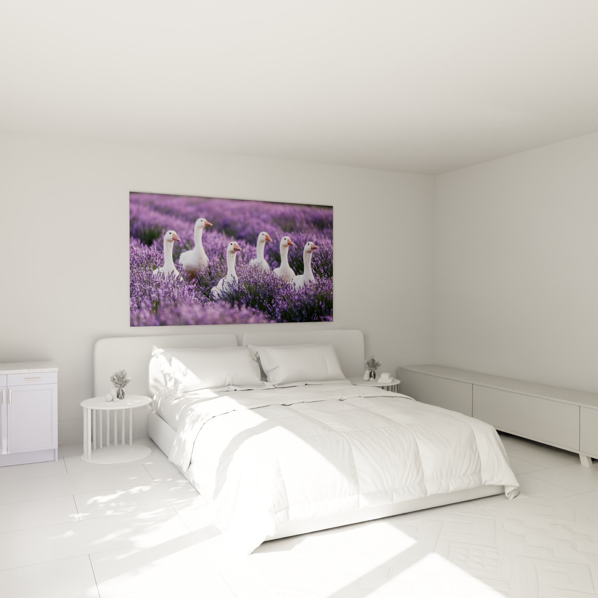 Oies blanches et lavande mauve accrochées au-dessus d'un lit dans une chambre claire