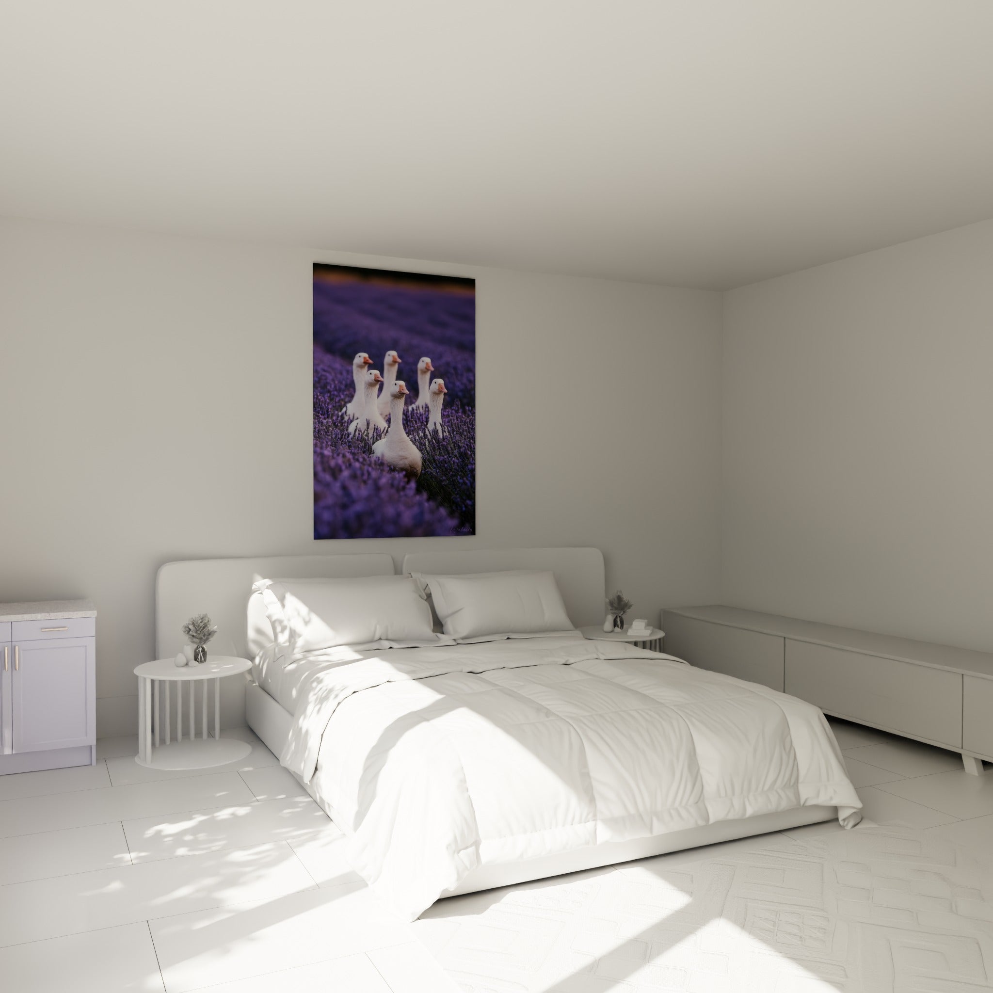 Oies blanches traversant un champ mauve accroché au-dessus d'un lit dans une chambre claire