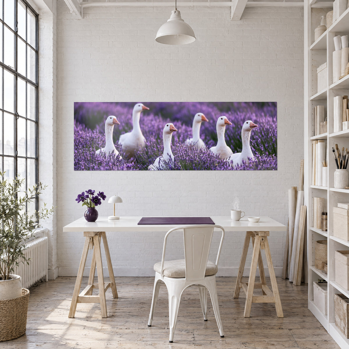 Tableau oies blanches alignées sur fond de lavande lilas et prune, mur de briques blanches, bureau en bois clair et chaise métal blanche