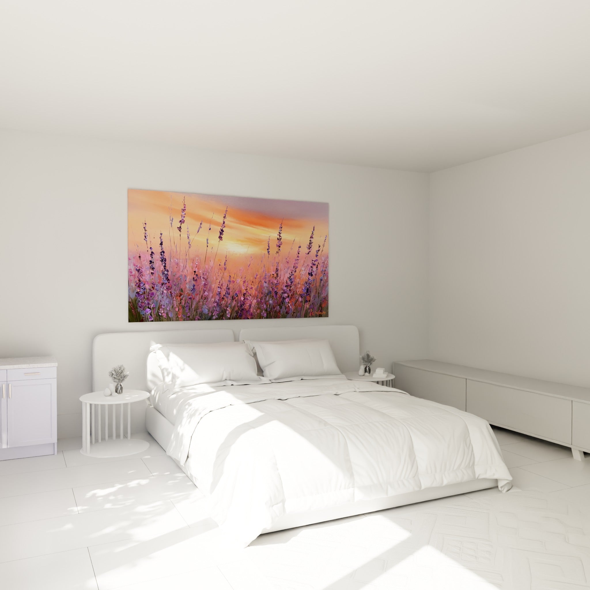 Champ de lavande violet sous ciel orangé accroché au-dessus d'un lit dans une chambre claire