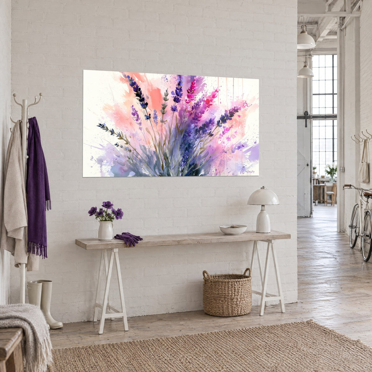 Cuadro ramo de espigas de lavanda violetas y fucsia en acuarela, salpicaduras coral y rosa, sobre una pared de ladrillo blanco, consola de madera