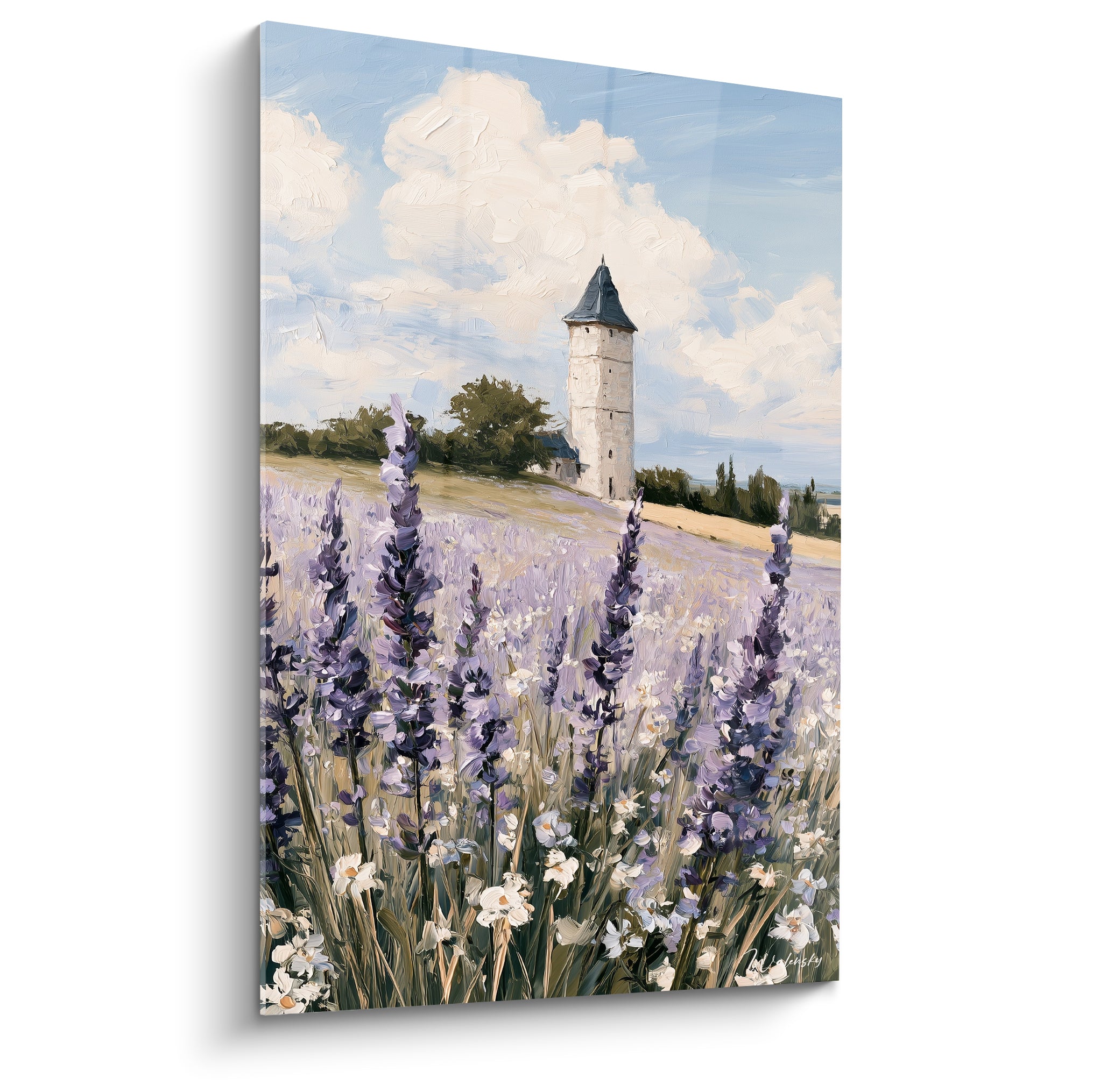 Pigeonnier blanc et champ de lavande violette sous un ciel aux nuages empâtés