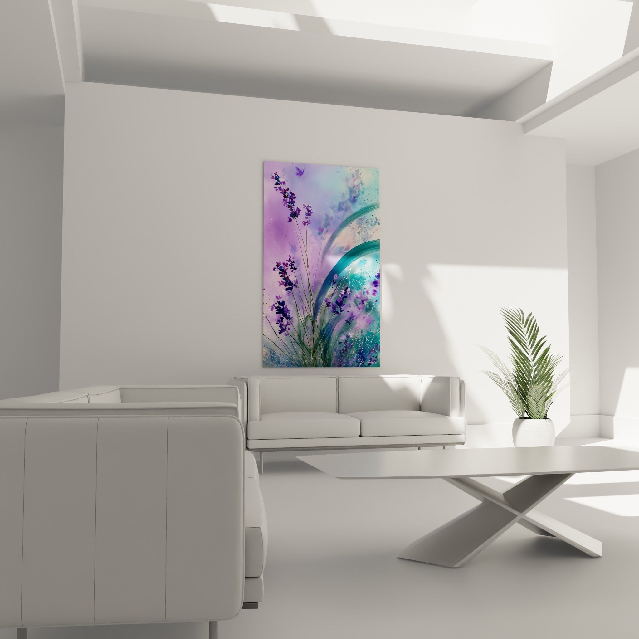Fleurs de lavande pourpre et bleu sarcelle disposées au-dessus d'un canapé dans un salon lumineux