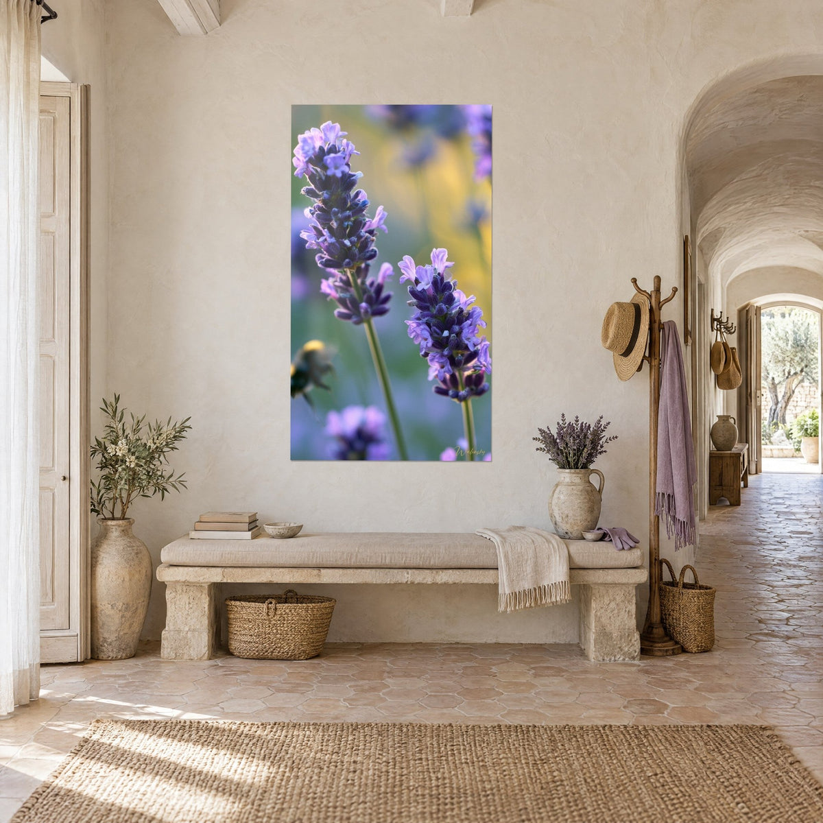 Gemälde Lavendelblüten in Mauve und grünen Stielen, aufgehängt in einem gewölbten Eingang eines provenzalischen Landhauses aus hellem Stein