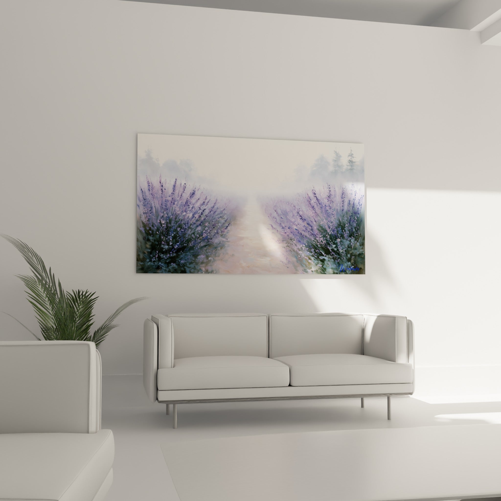 Rangées de lavande lilas et verte disposées au-dessus d'un canapé dans un salon lumineux