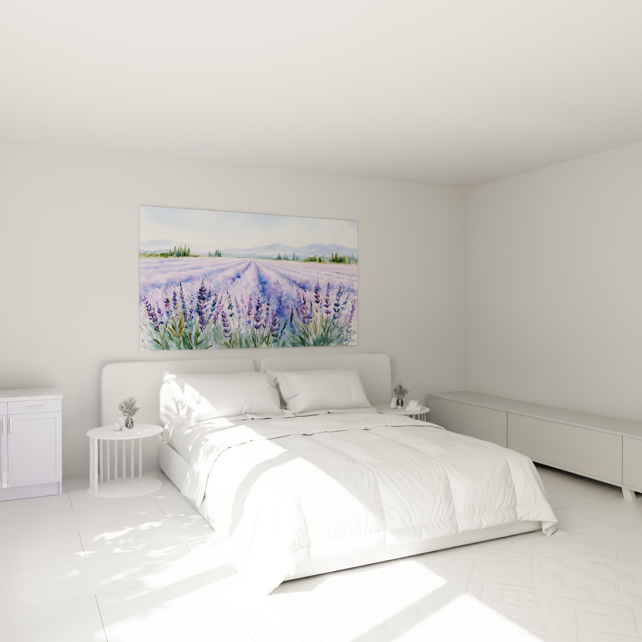 Lavande mauve et verte aux collines bleutées, accrochée au-dessus d'un lit dans une chambre claire