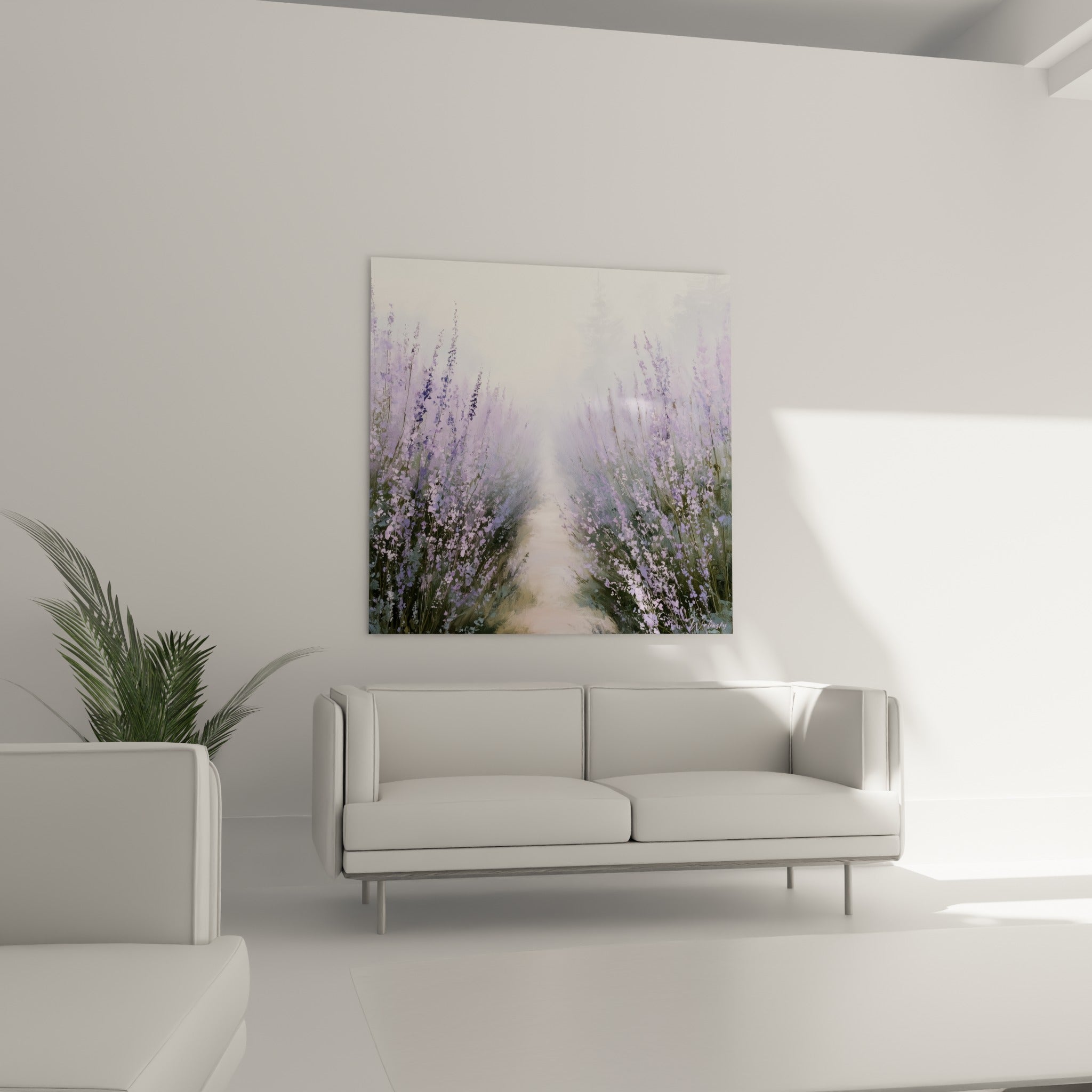 Chemin fleuri mauve et crème suspendu au-dessus d'un canapé dans un salon lumineux
