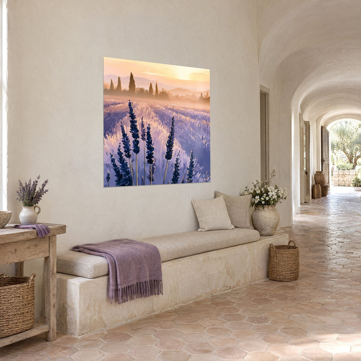 Quadro filari di lavanda viola sotto un sole nascente arancione, cipressi in silhouette, appeso in un corridoio a volta di un mas provenzale