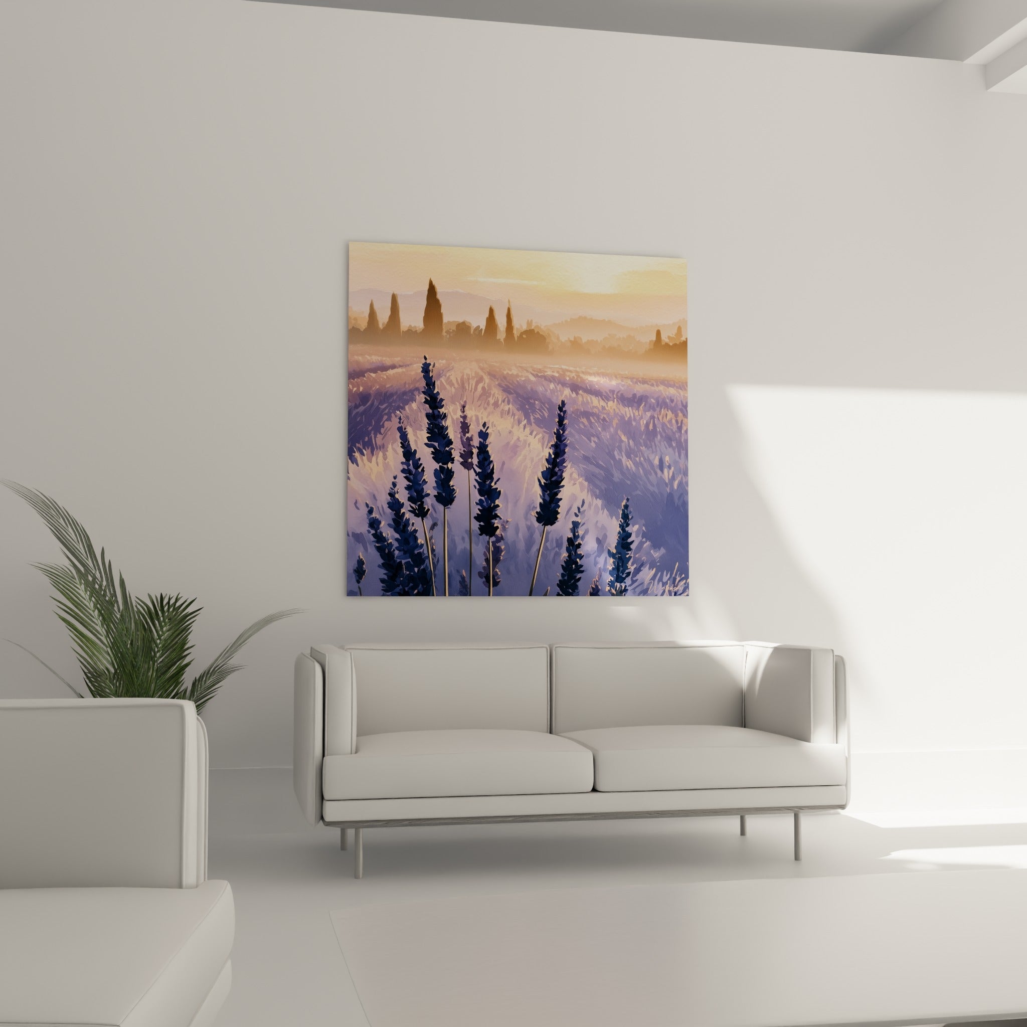 Rangées de lavande bleu marine et ciel doré, disposées au-dessus d'un canapé dans un salon lumineux
