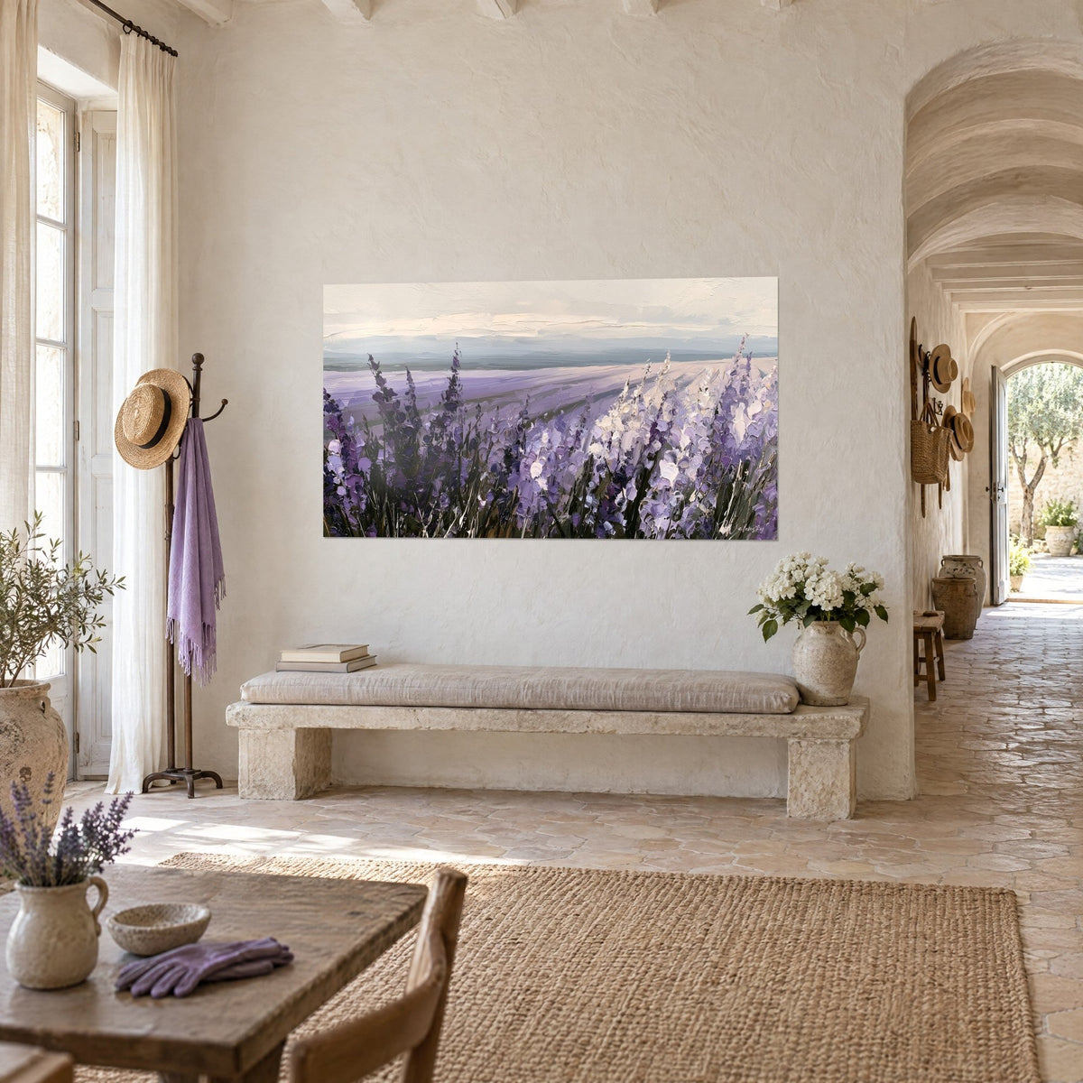 Quadro solchi profumati di lavanda in pasta spessa, spighe ametista e bianco perlato, appeso sopra una panca di pietra in un casale
