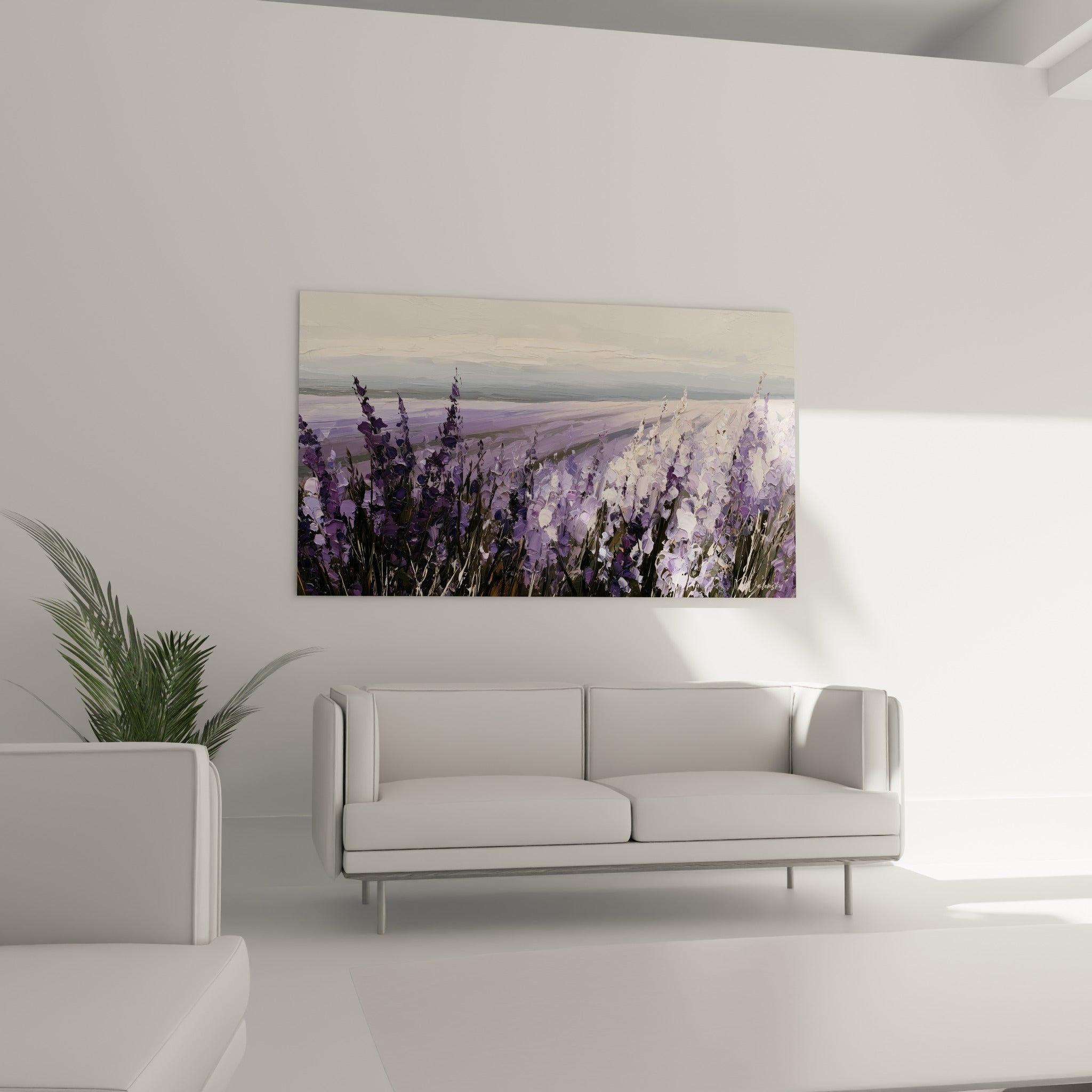 Rangs de lavande mauve et blanche disposés au-dessus d'un canapé dans un salon lumineux