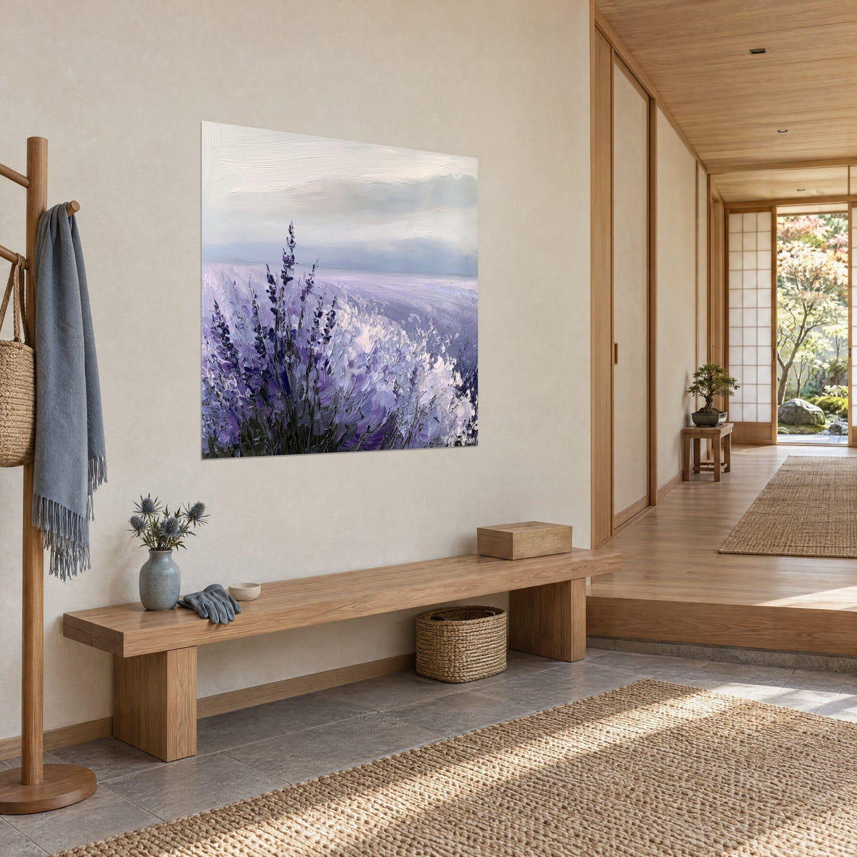 Cuadro espigas de lavanda con espátula, tallos oscuros, neblina lila y cielo crema, pared beige de un pasillo japandi de madera clara