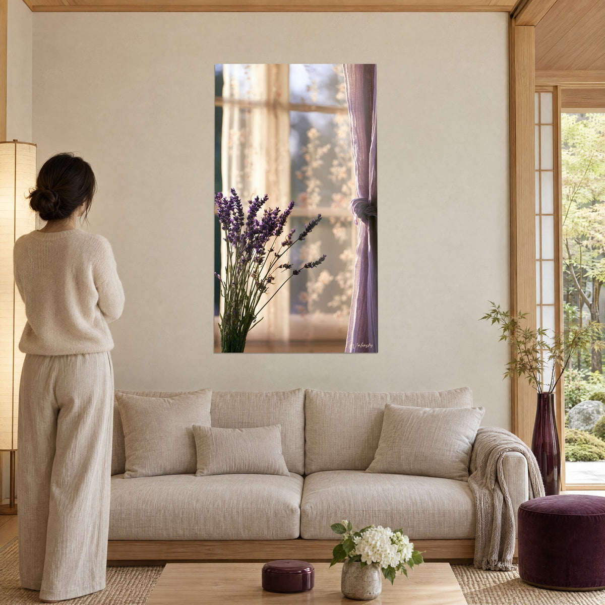 Quadro bouquet di lavanda viola davanti a una tenda lilla annodata, finestra dorata, donna di spalle, sopra un divano in un soggiorno luminoso