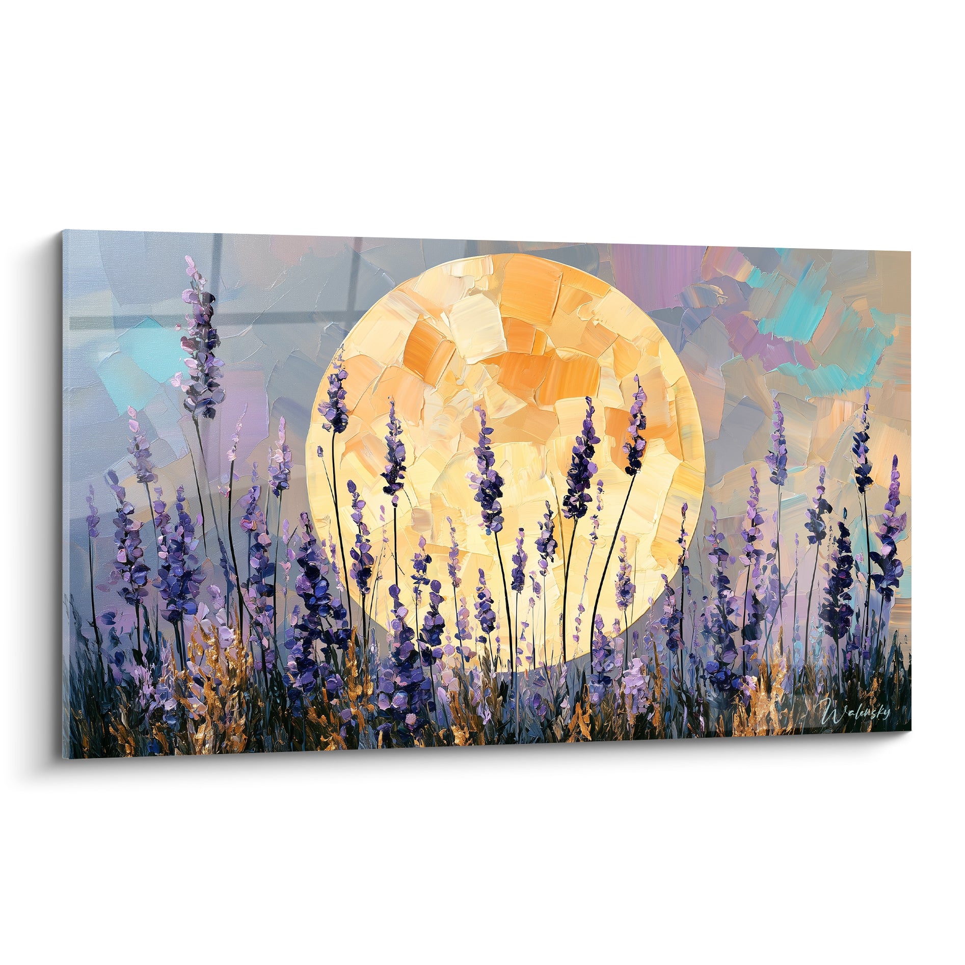 Épis de lavande violets se détachant sur un soleil doré texturé aux reflets ocre et orangé