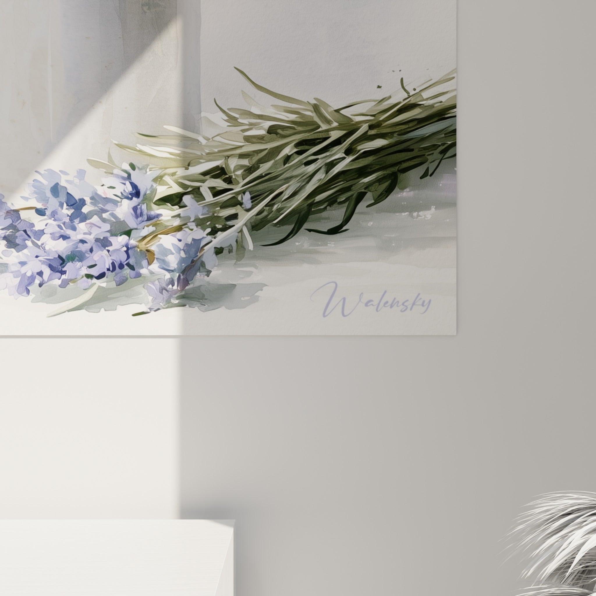 Pétales violets et tiges vertes en aquarelle, grain délicat et coulures visibles sur la toile