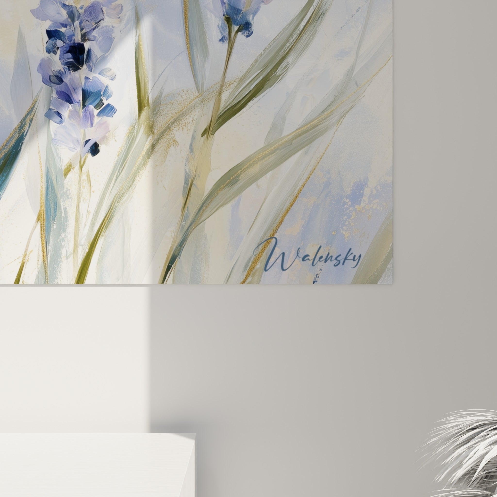 Matière aquarelle visible sur les épis de lavande, empâtements bleu marine et coulures dorées en gros plan