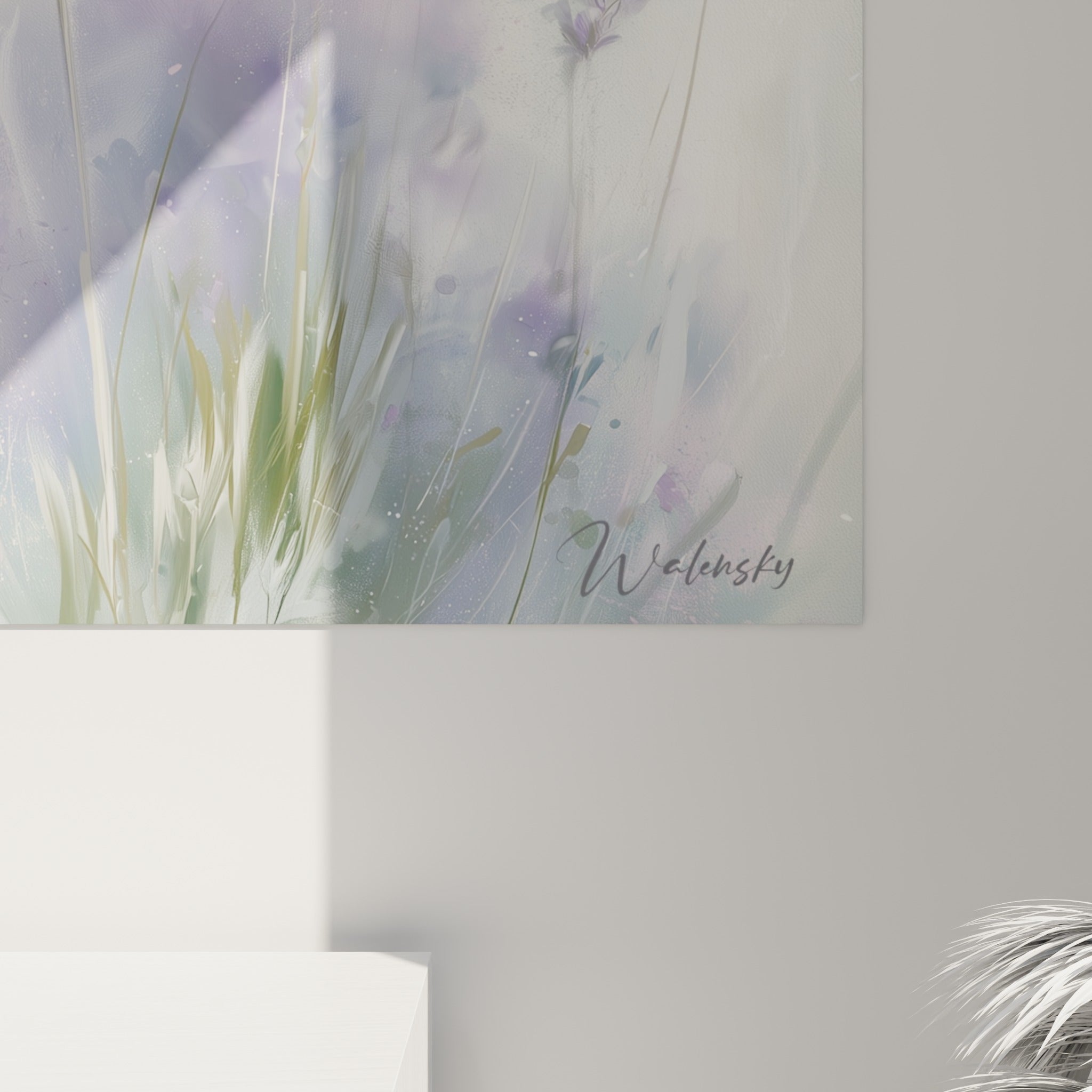 Grain délicat des pétales violets et coulures vertes visibles de près sur la toile de lavande