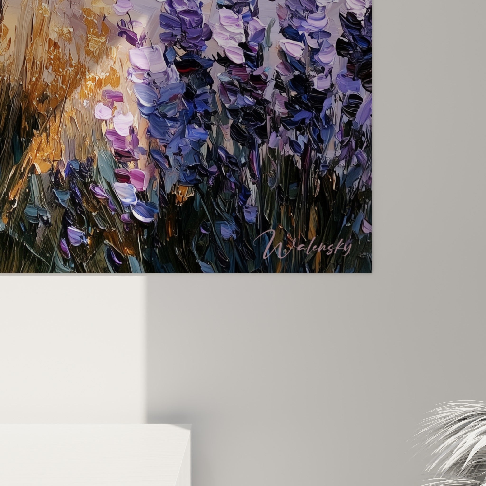 Empâtements de peinture dorés et violets révélant le grain épais de la lavande au couteau