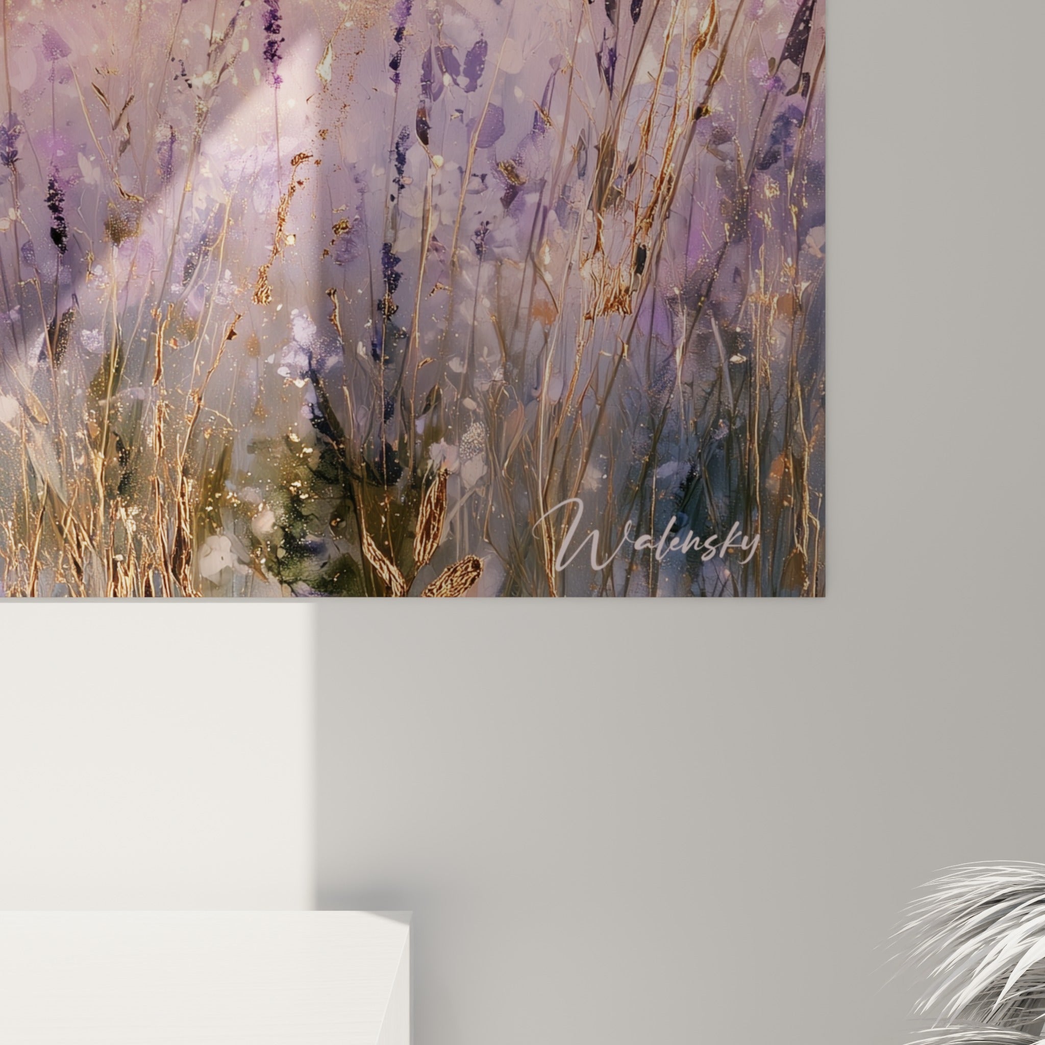 Détail des épis de lavande où le violet et le doré se mêlent en touches picturales éclatées et lumineuses