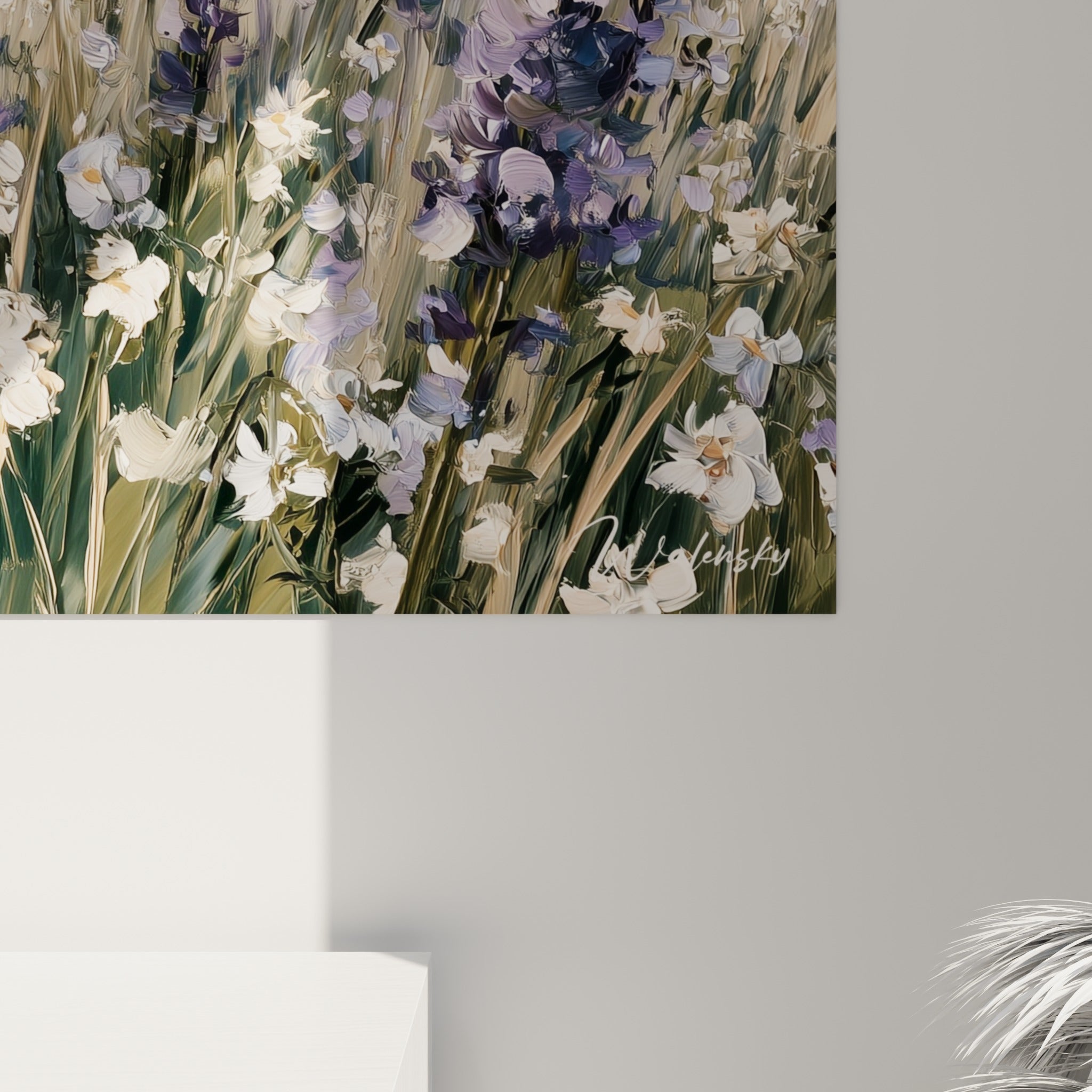Matière empâtée du ciel bleu pastel et des touches violettes de lavande vues de près