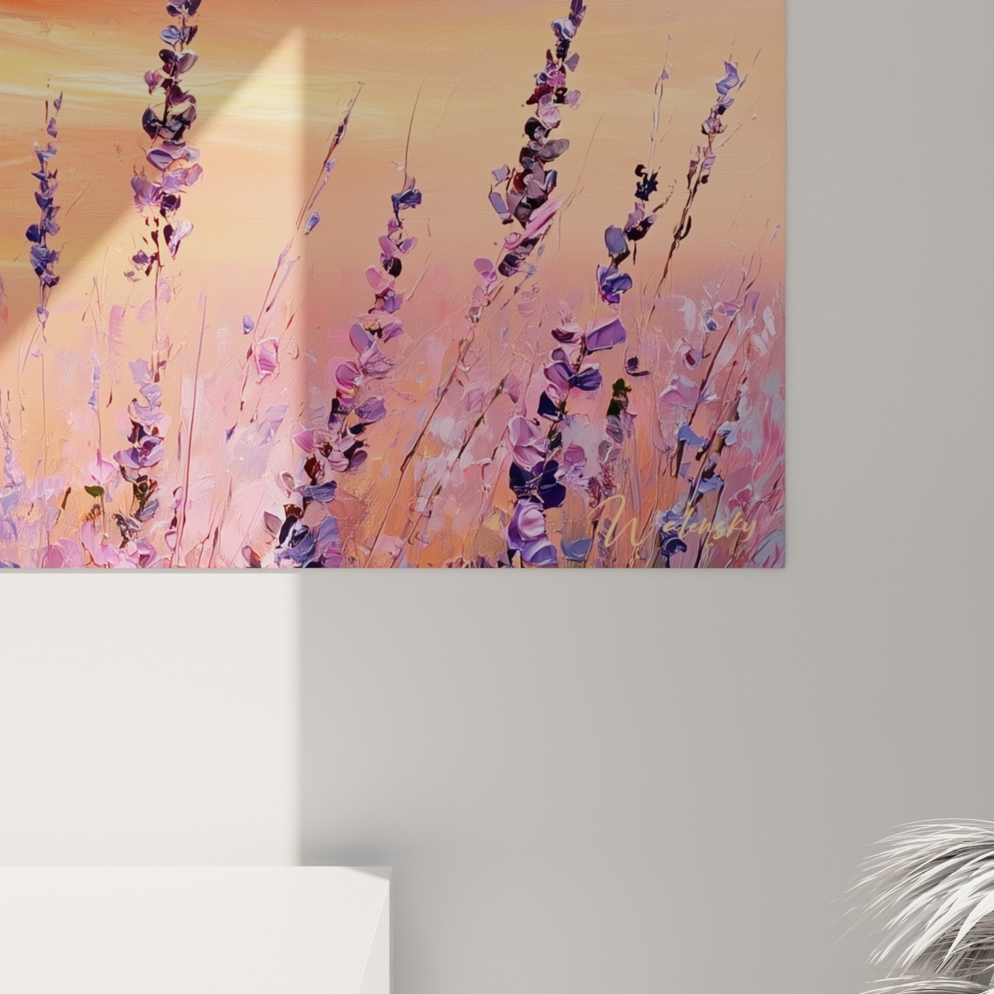 Empâtements violets et coulures orangées visibles de près sur la toile, matière dense et texturée