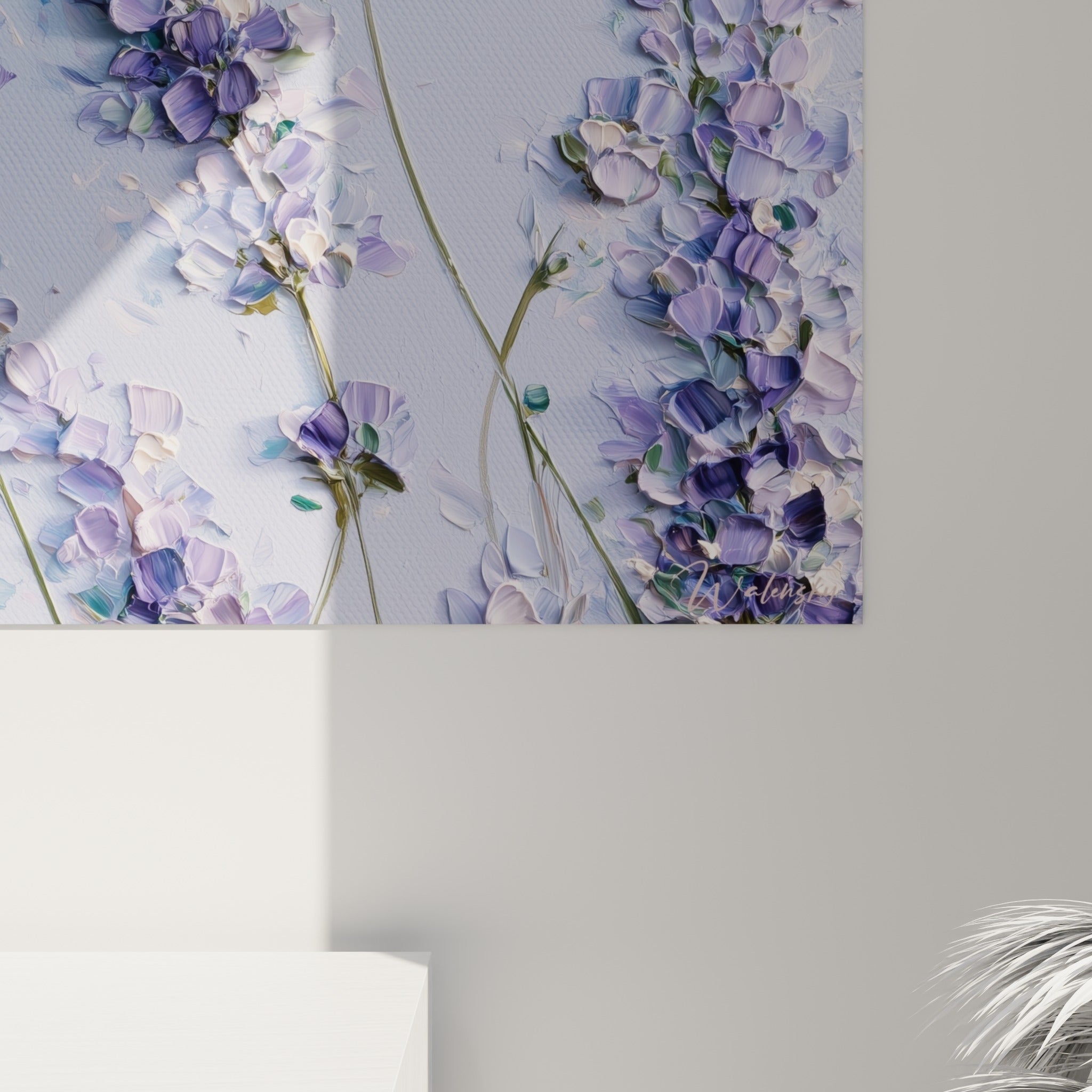 Empâtements de peinture mauve, violette et bleu pastel visibles sur les pétales de lavande en gros plan