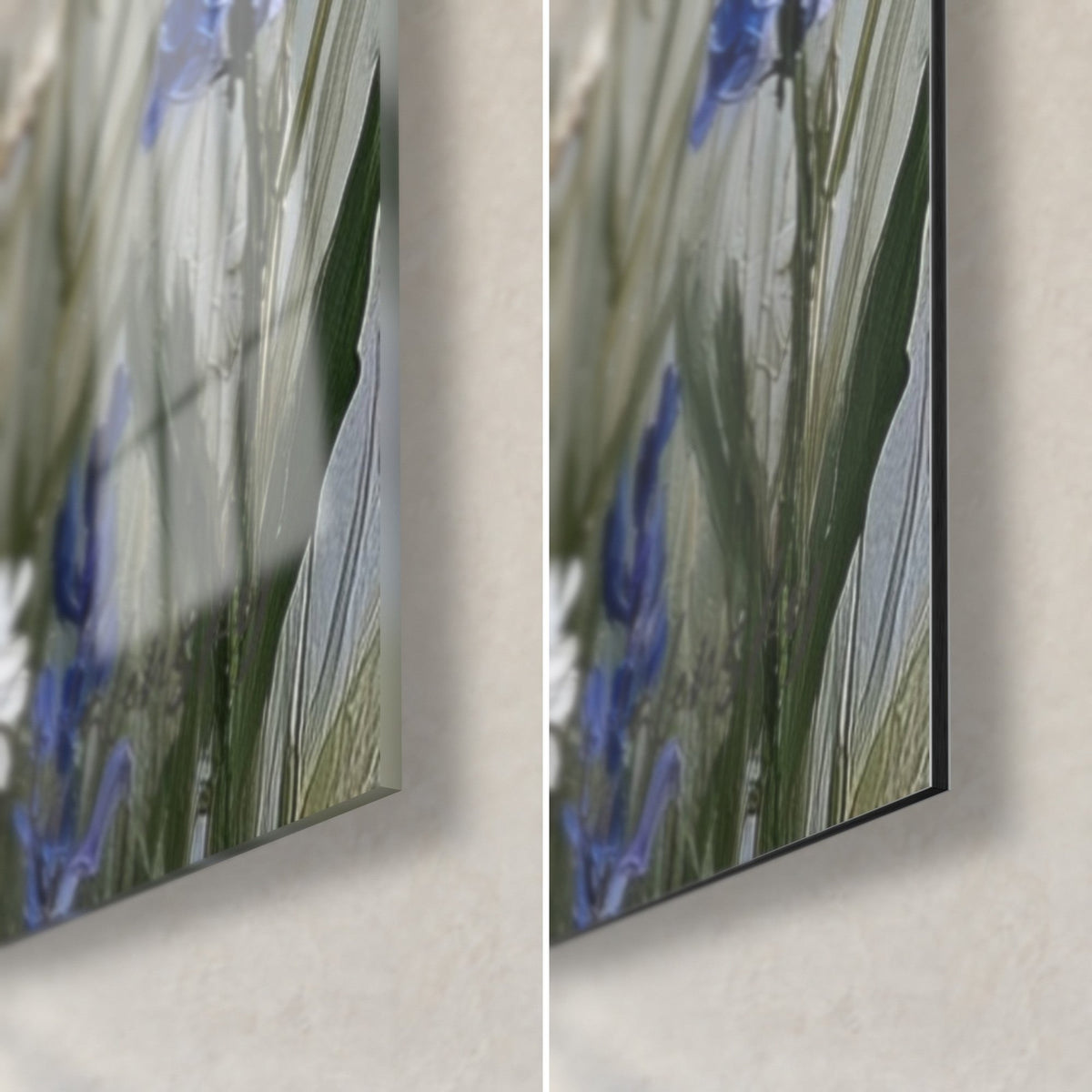 Quadro steli di lavanda blu-violetto e foglie verde salvia, angolo in basso a destra: riflessi del vetro lucido e Dibond nero opaco