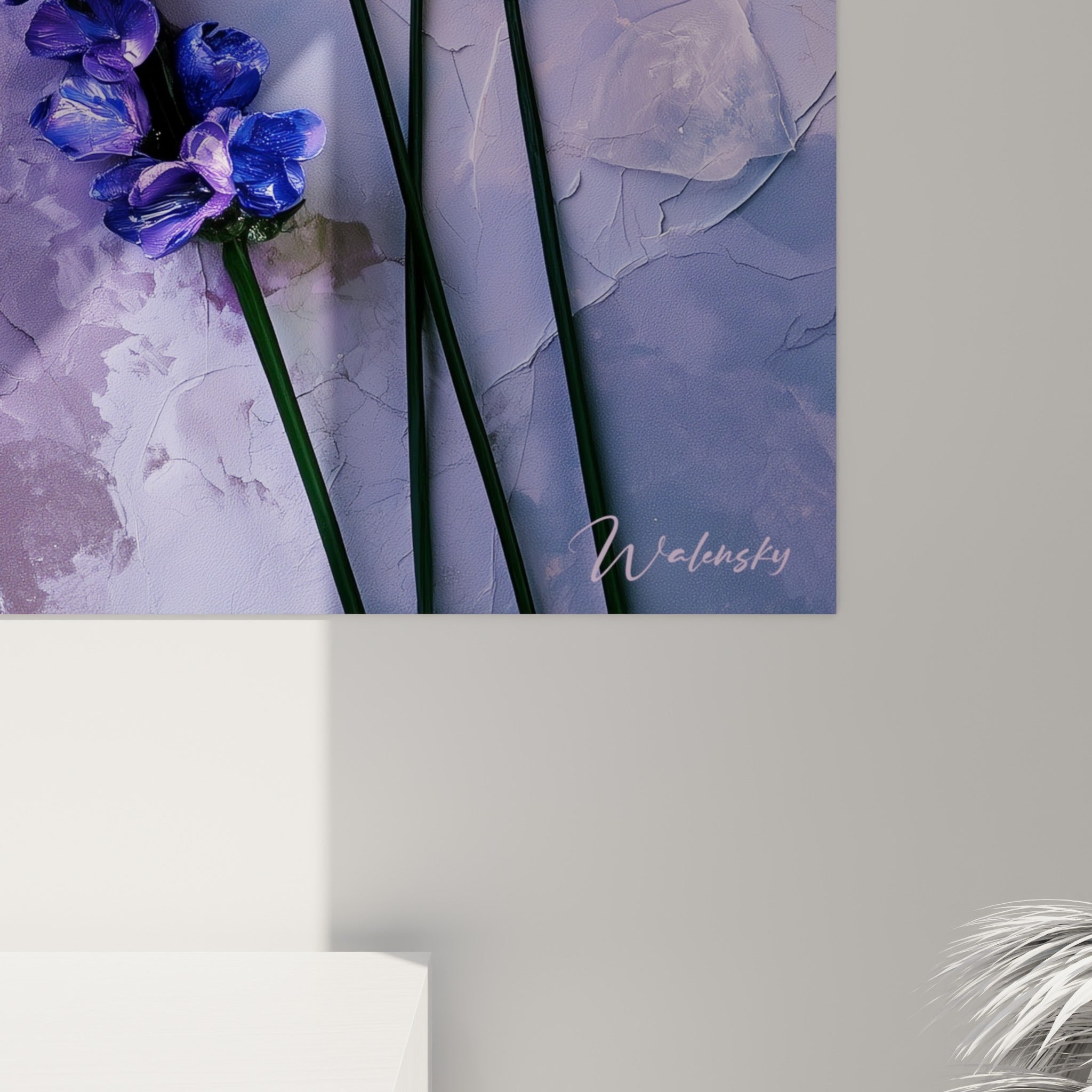 Empâtements bleu indigo et coulures violettes révélant le grain texturé du fond mauve craquelé