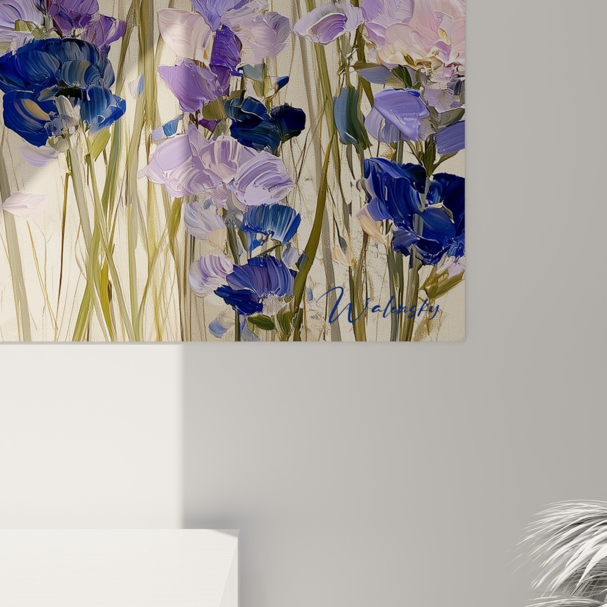 Empâtements épais de peinture violette et bleu marine, grain visible et coulures sur toile beige