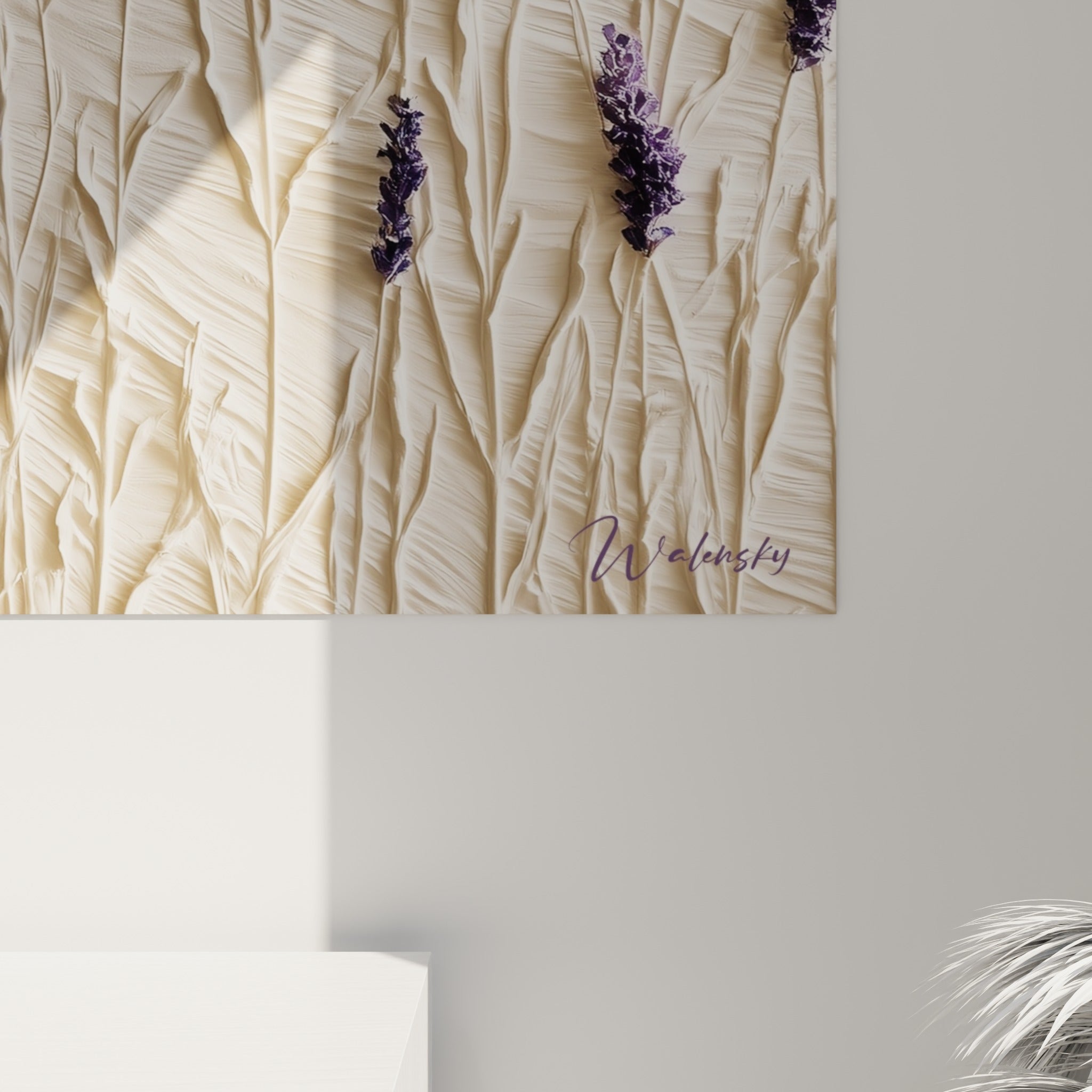 Empâtements beige crème et touches violet foncé révélant le grain sculpté des épis de lavande
