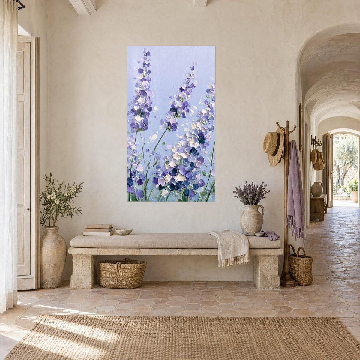 Cuadro flores de espuela de caballero empastadas en malva e índigo sobre fondo azul lavanda, en la pared de un pasillo abovedado del mas provenzal
