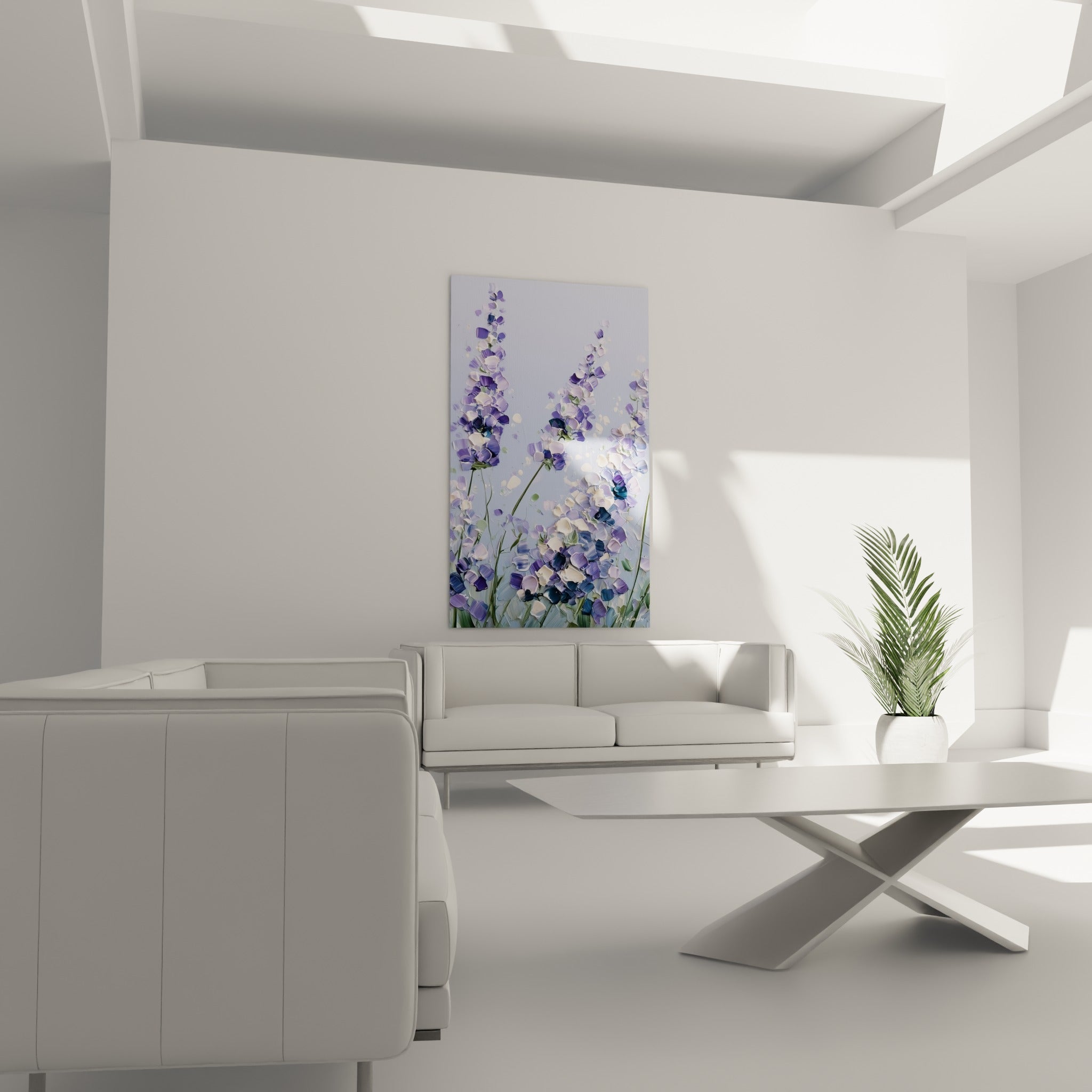 Fleurs de lavande bleu marine et violettes texturées au-dessus d'un canapé dans un salon lumineux