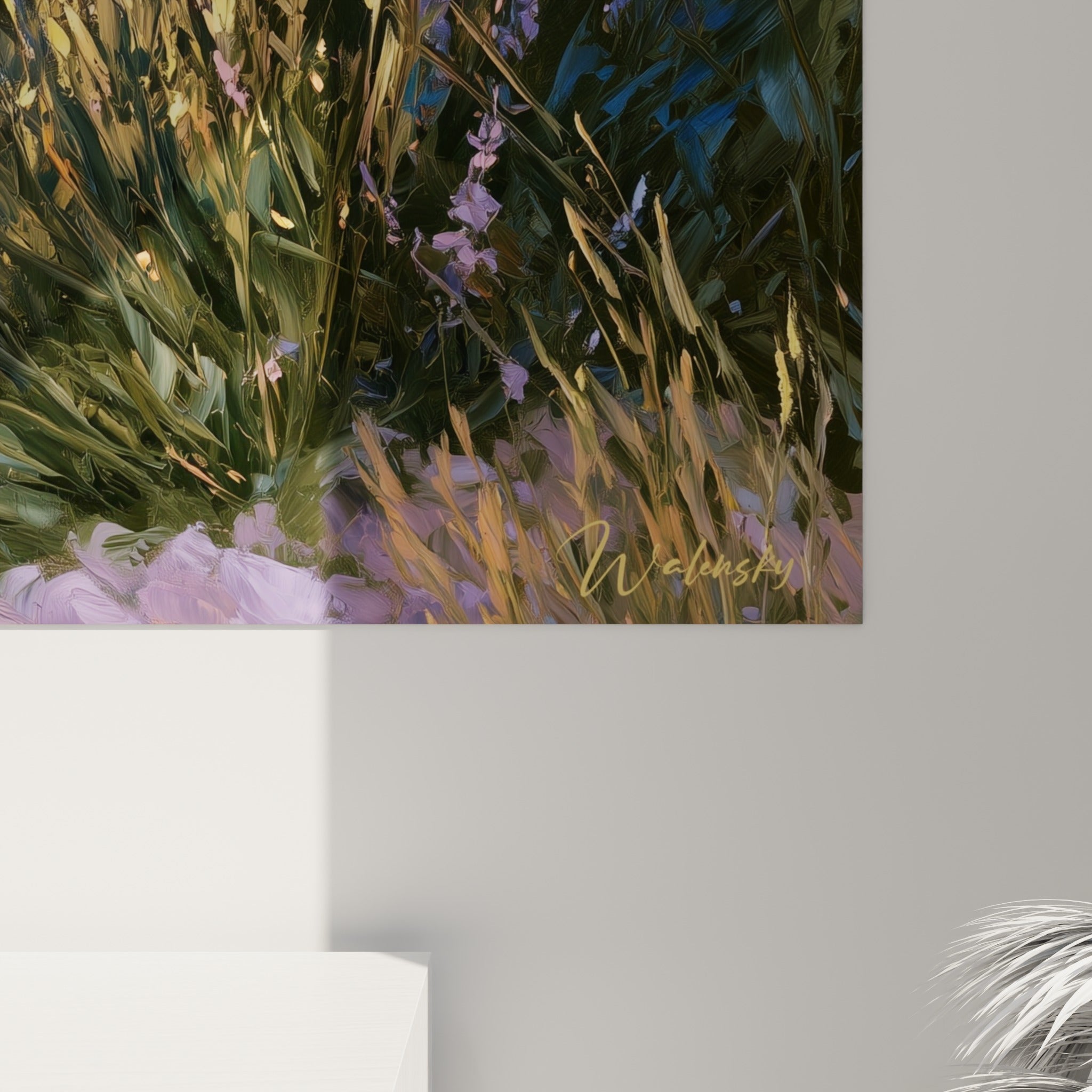 Détail des coups de pinceau sur les fleurs violettes et le ciel doré, grain de la toile visible de près