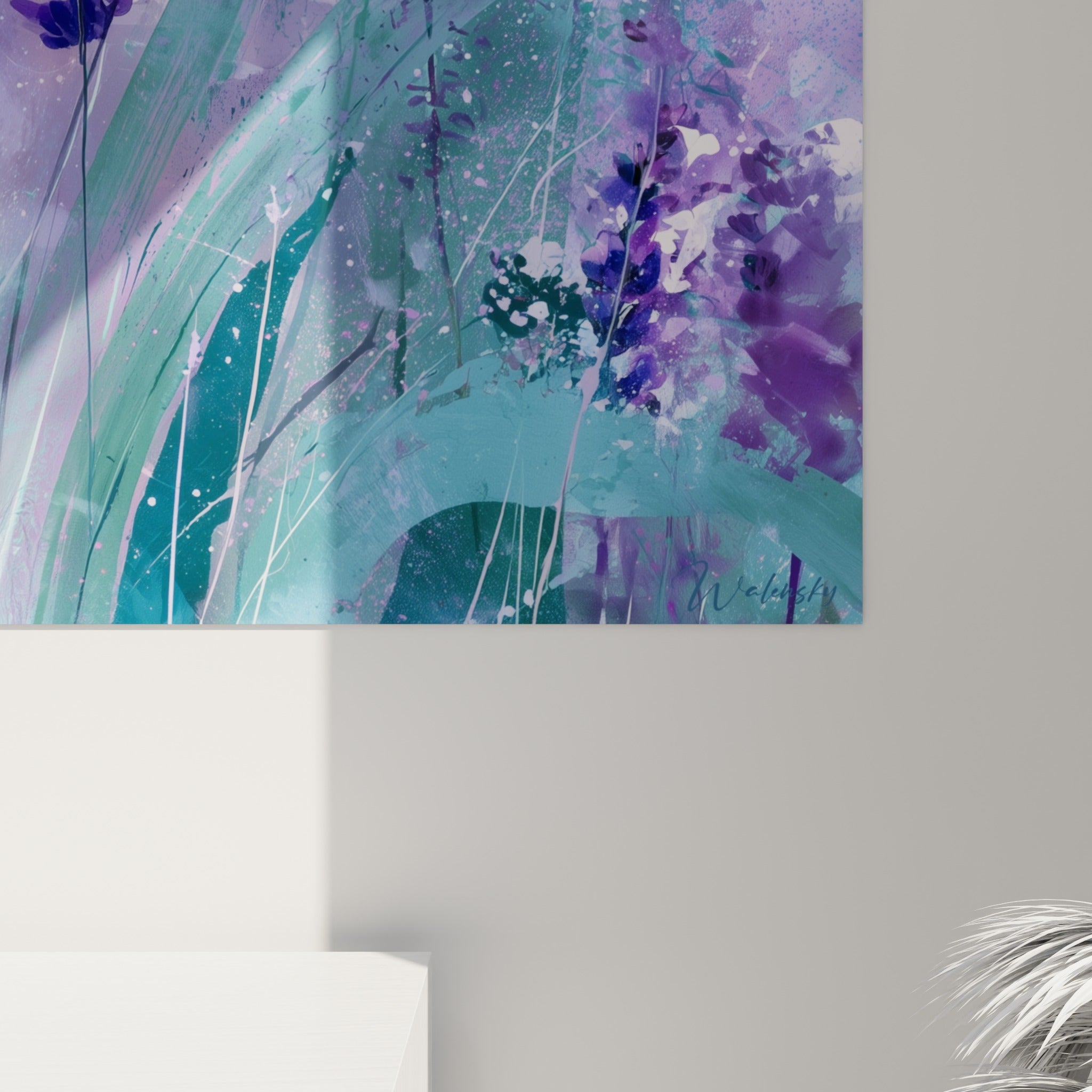 Empâtements violets et coulures bleu sarcelle visibles sur la matière de l'impression du tableau