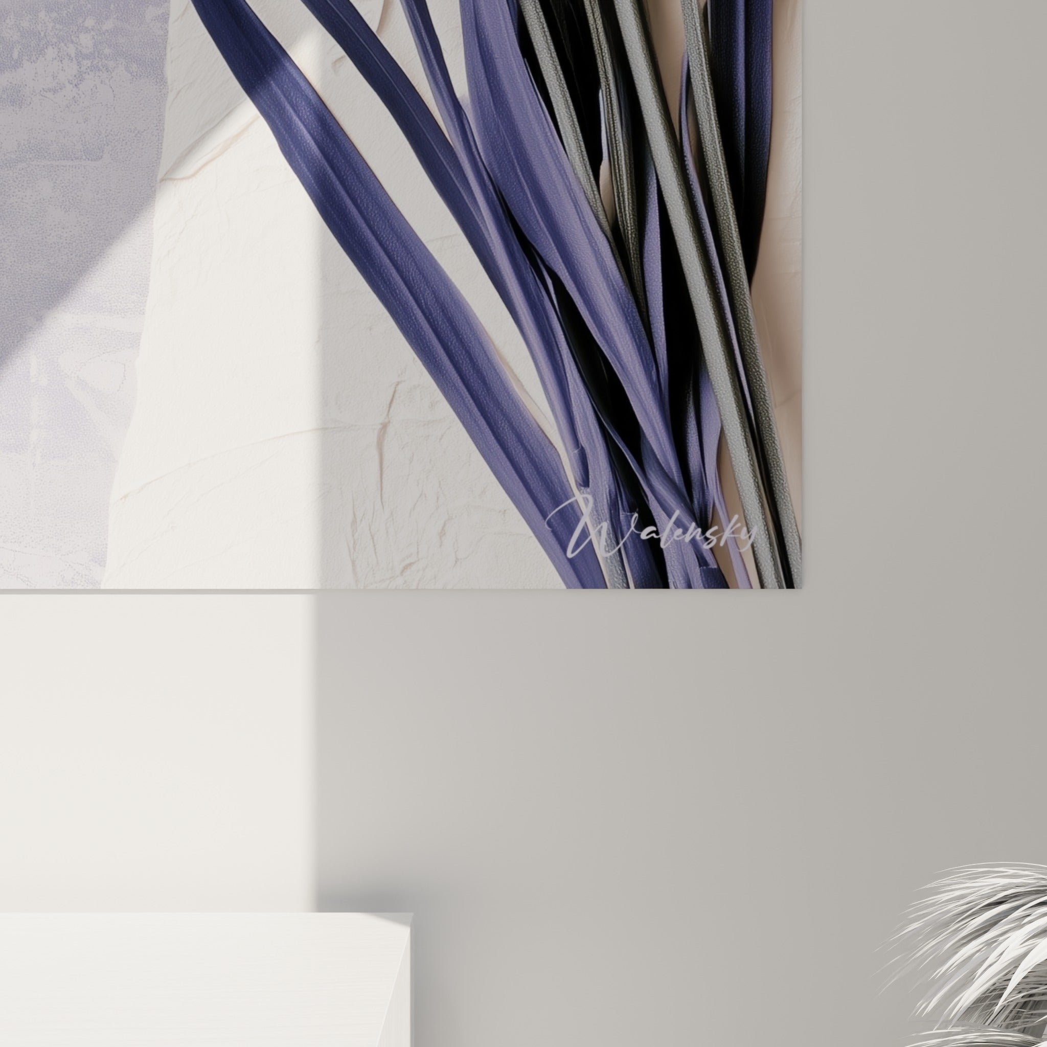 Grain du papier froissé et texture des épis violets et gris visibles en gros plan sur la toile