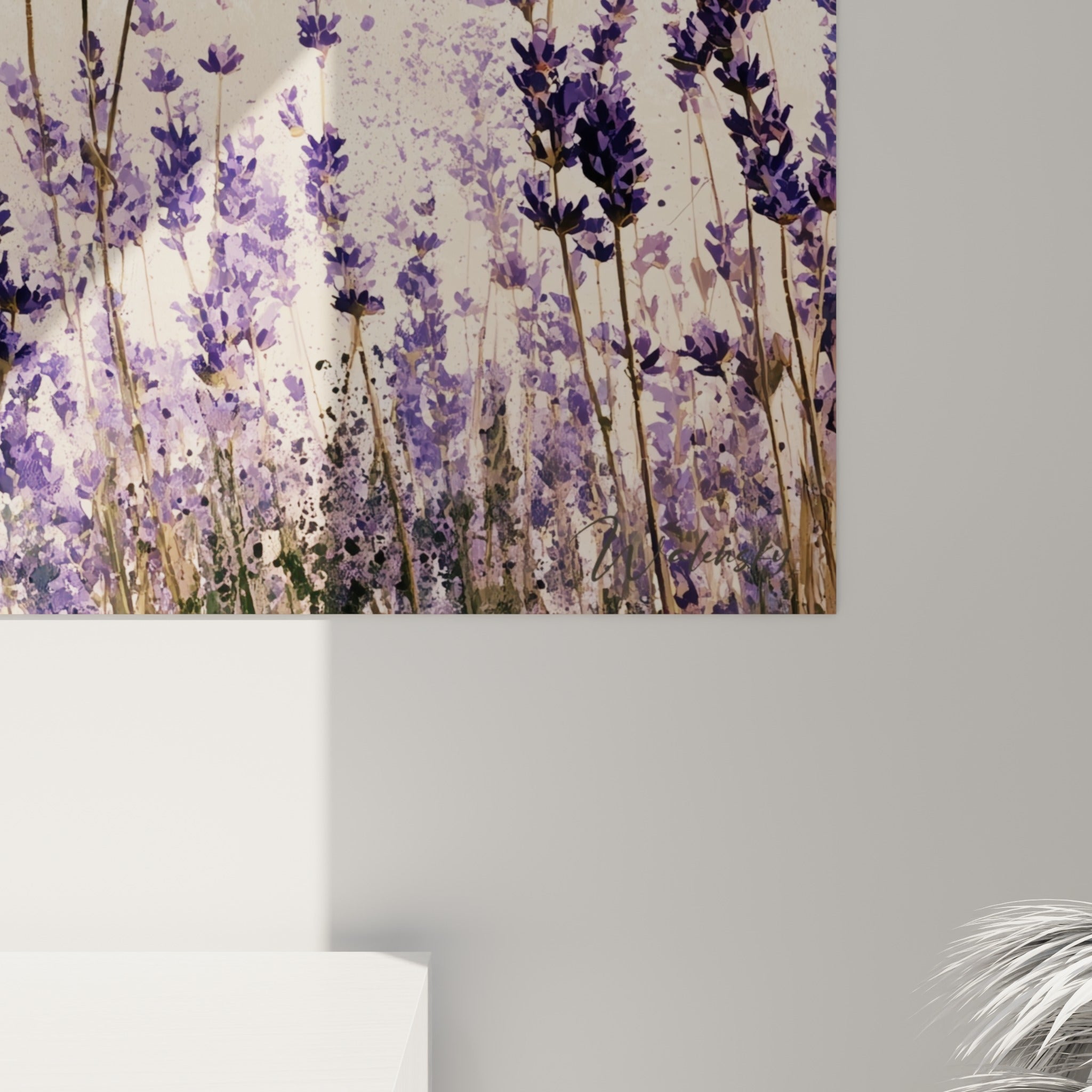 Grain aquarelle visible sur les fleurs violettes et le fond ivoire granuleux de la toile lavande